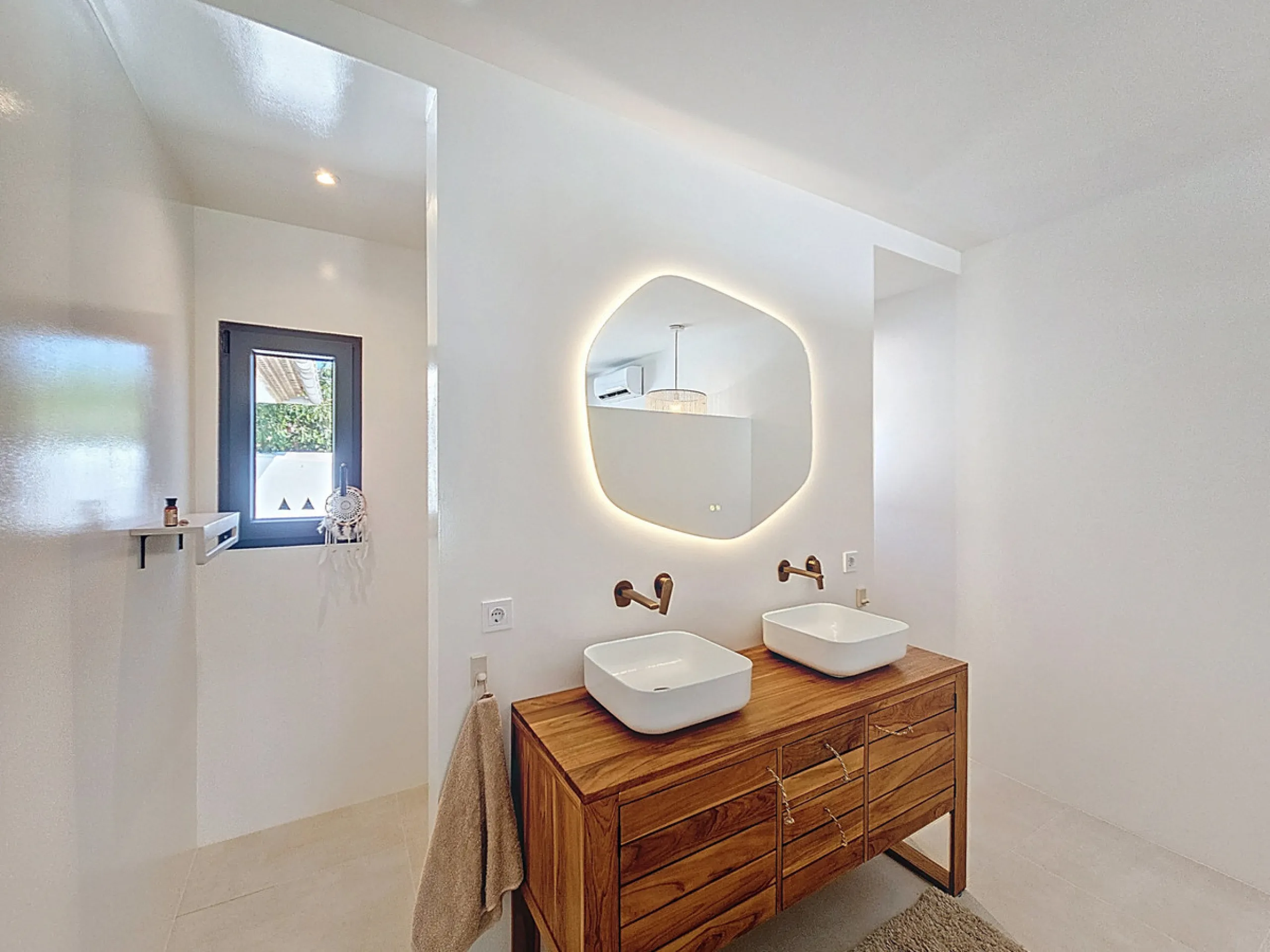 This magnificent villa represents a unique opportunity to acquire a tastefully renovated residence in one of the most sought-after areas of Estepona. Situated in the spacious and peaceful Don Pedro urbanization, the property is just five minutes from the 