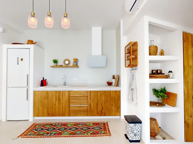 This magnificent villa represents a unique opportunity to acquire a tastefully renovated residence in one of the most sought-after areas of Estepona. Situated in the spacious and peaceful Don Pedro urbanization, the property is just five minutes from the 