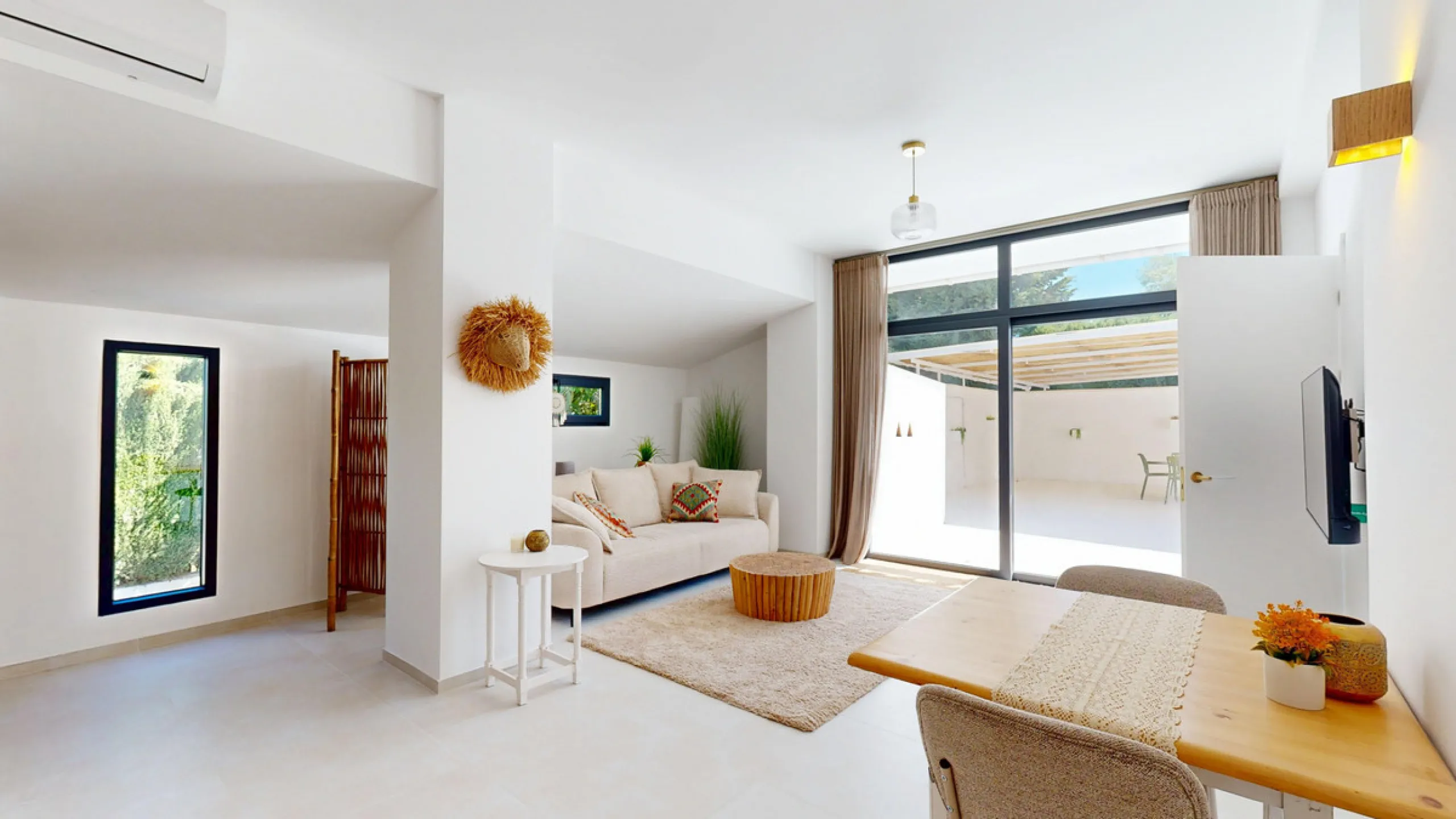 This magnificent villa represents a unique opportunity to acquire a tastefully renovated residence in one of the most sought-after areas of Estepona. Situated in the spacious and peaceful Don Pedro urbanization, the property is just five minutes from the 