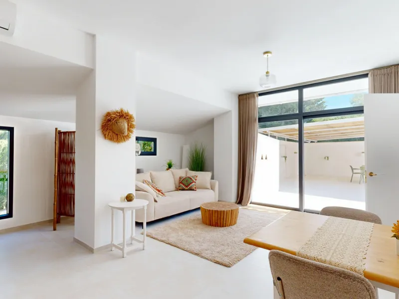 This magnificent villa represents a unique opportunity to acquire a tastefully renovated residence in one of the most sought-after areas of Estepona. Situated in the spacious and peaceful Don Pedro urbanization, the property is just five minutes from the 