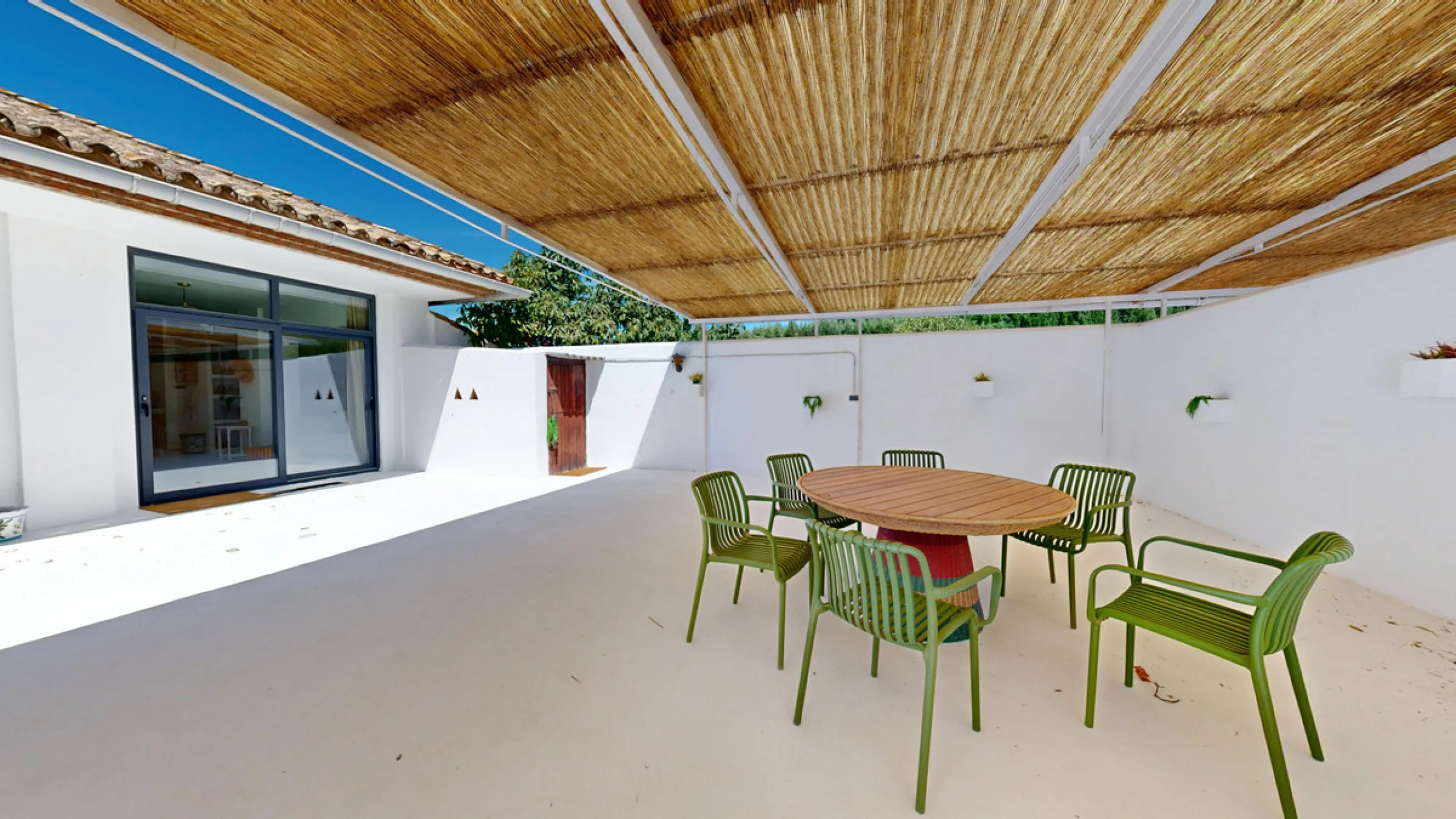 This magnificent villa represents a unique opportunity to acquire a tastefully renovated residence in one of the most sought-after areas of Estepona. Situated in the spacious and peaceful Don Pedro urbanization, the property is just five minutes from the 