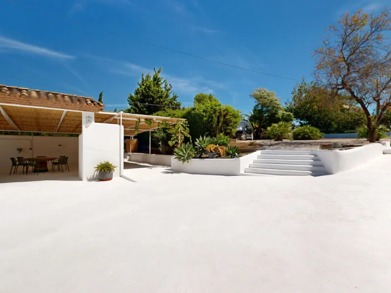 This magnificent villa represents a unique opportunity to acquire a tastefully renovated residence in one of the most sought-after areas of Estepona. Situated in the spacious and peaceful Don Pedro urbanization, the property is just five minutes from the 