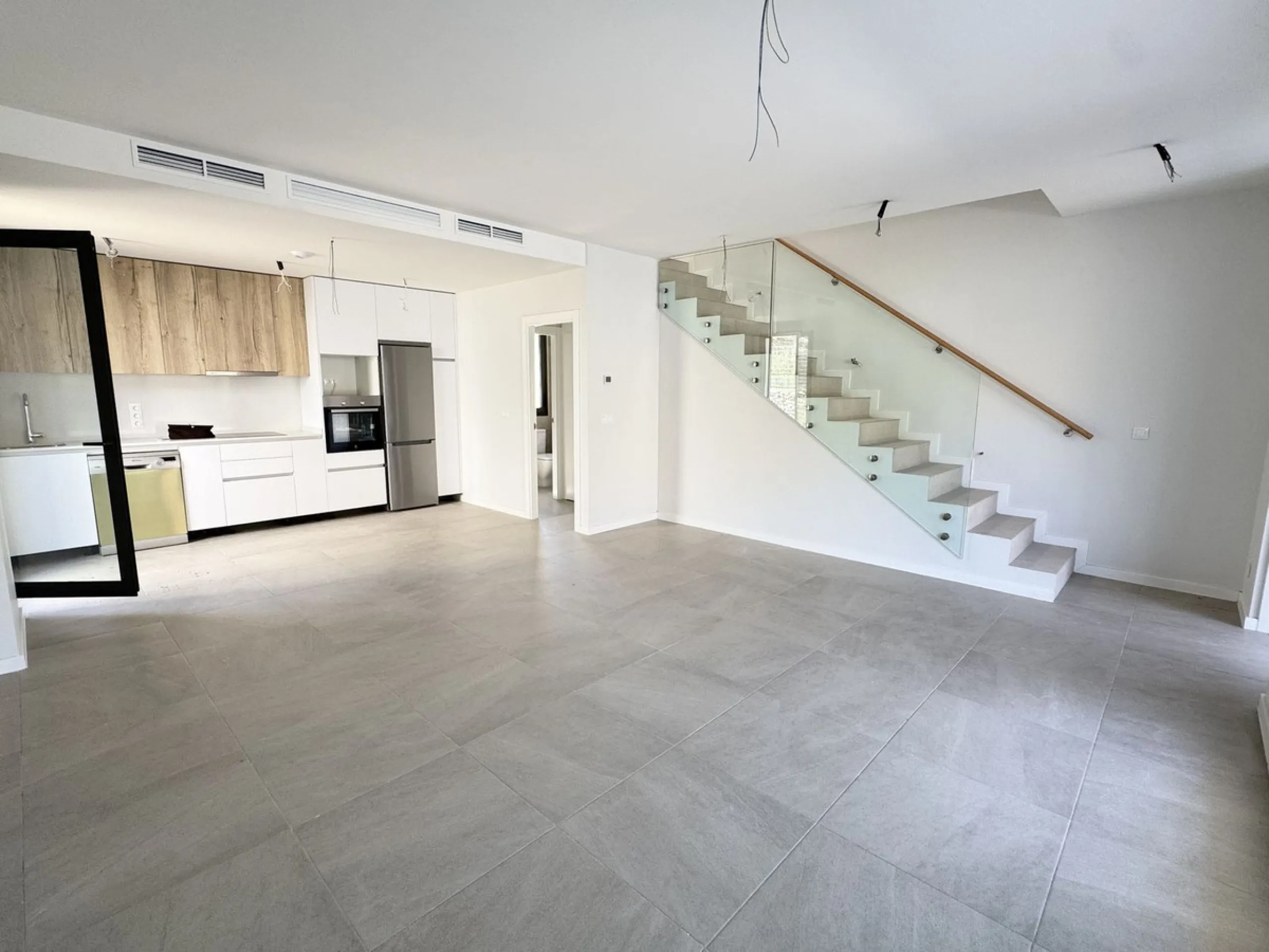 This stunning, newly completed modern contemporary 3 bedroom semi-detached villa in urbanisation Alya offers stylish contemporary living in a sought-after residential area. Built to the highest standards with a sleek architectural design, this property pr