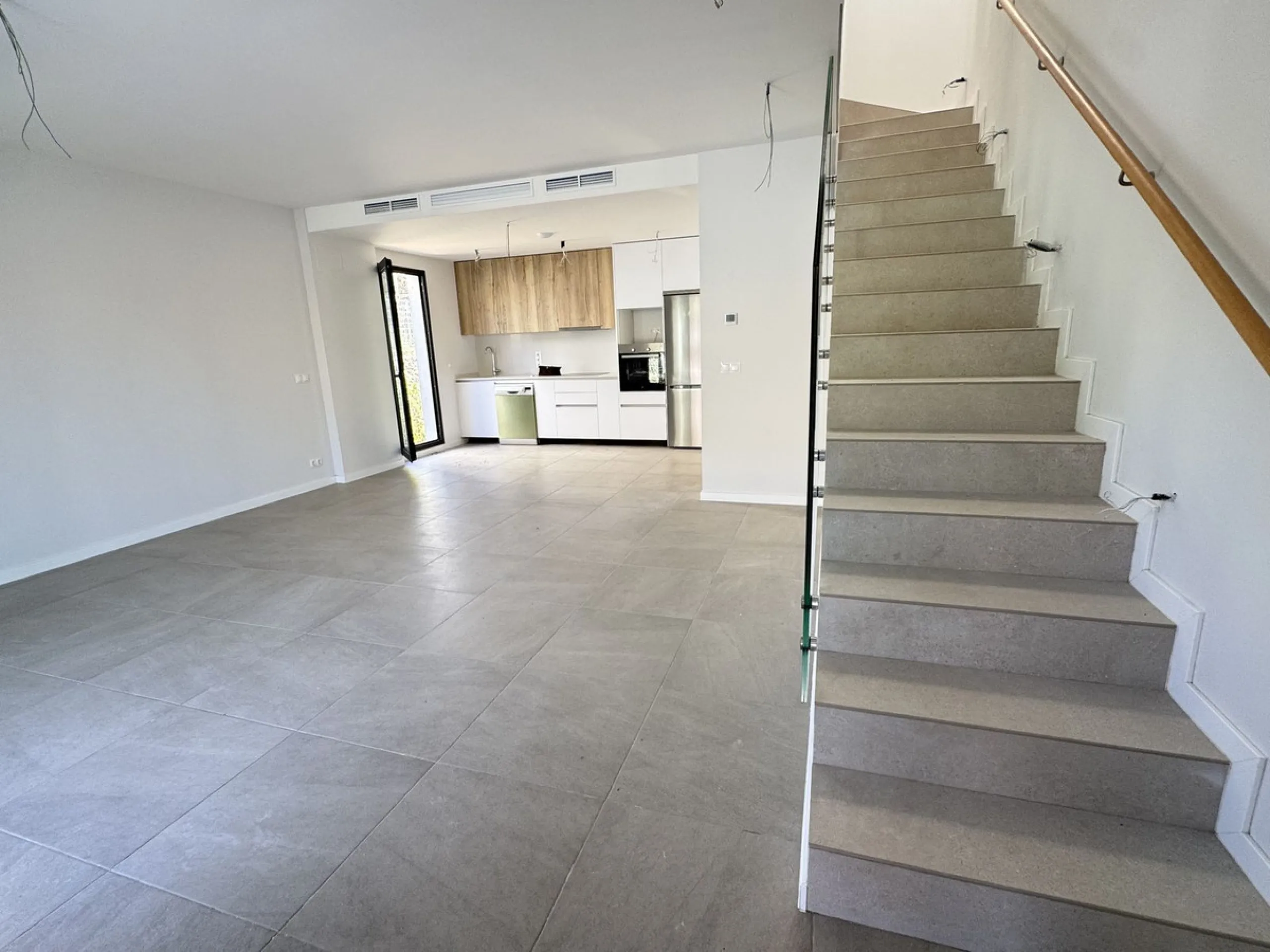 This stunning, newly completed modern contemporary 3 bedroom semi-detached villa in urbanisation Alya offers stylish contemporary living in a sought-after residential area. Built to the highest standards with a sleek architectural design, this property pr