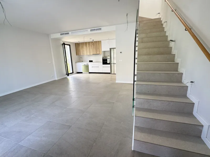 This stunning, newly completed modern contemporary 3 bedroom semi-detached villa in urbanisation Alya offers stylish contemporary living in a sought-after residential area. Built to the highest standards with a sleek architectural design, this property pr