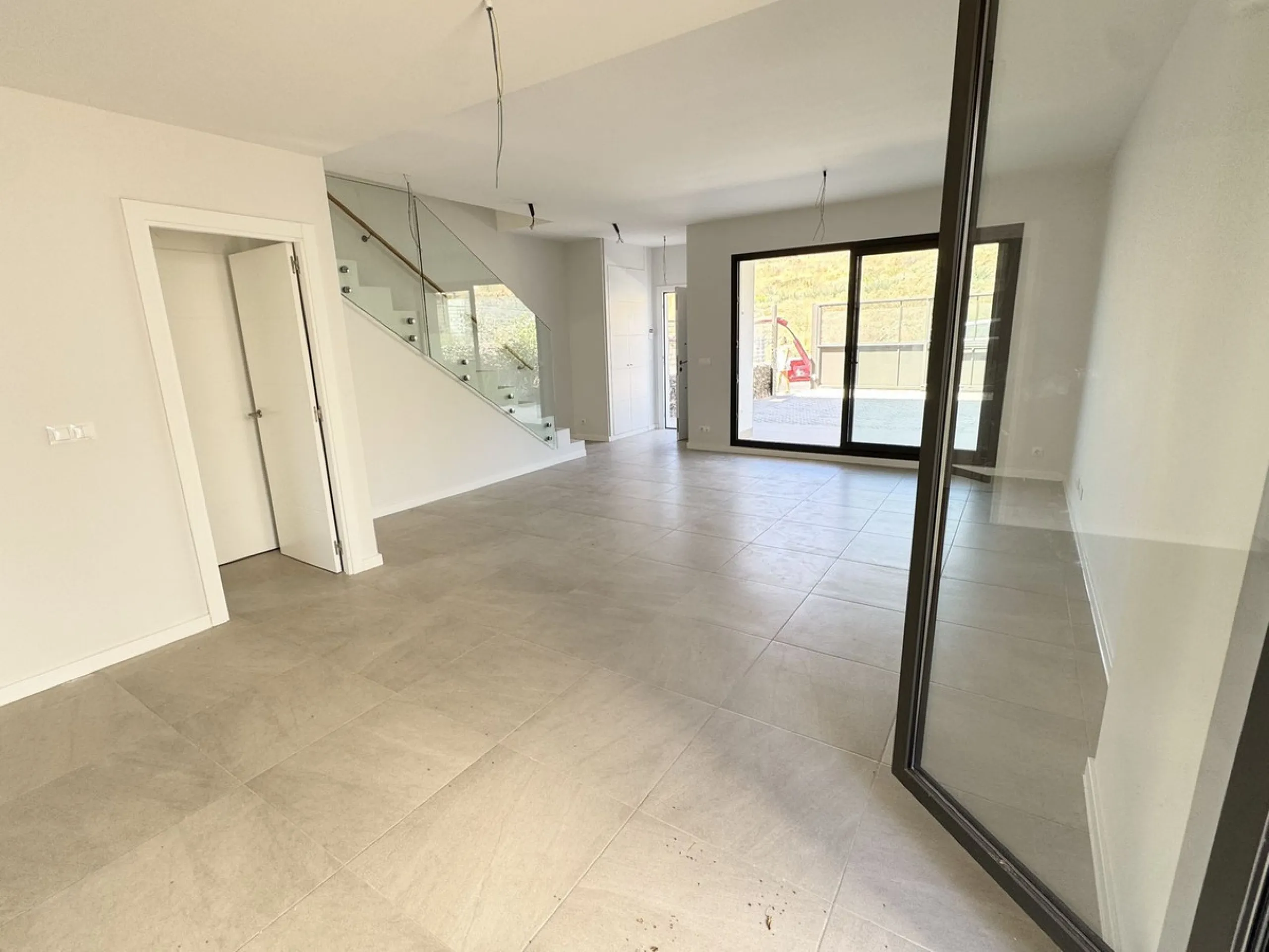 This stunning, newly completed modern contemporary 3 bedroom semi-detached villa in urbanisation Alya offers stylish contemporary living in a sought-after residential area. Built to the highest standards with a sleek architectural design, this property pr