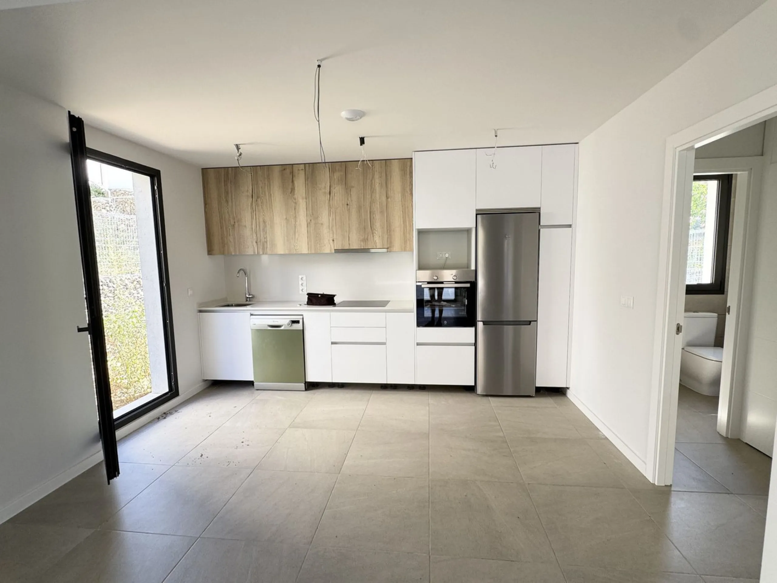 This stunning, newly completed modern contemporary 3 bedroom semi-detached villa in urbanisation Alya offers stylish contemporary living in a sought-after residential area. Built to the highest standards with a sleek architectural design, this property pr