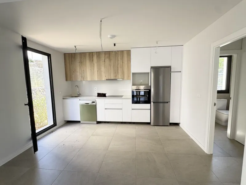 This stunning, newly completed modern contemporary 3 bedroom semi-detached villa in urbanisation Alya offers stylish contemporary living in a sought-after residential area. Built to the highest standards with a sleek architectural design, this property pr