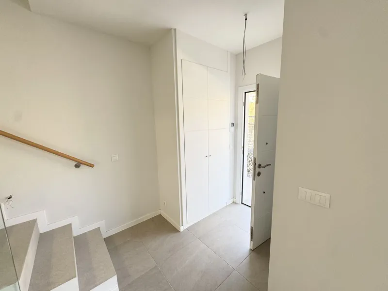 This stunning, newly completed modern contemporary 3 bedroom semi-detached villa in urbanisation Alya offers stylish contemporary living in a sought-after residential area. Built to the highest standards with a sleek architectural design, this property pr
