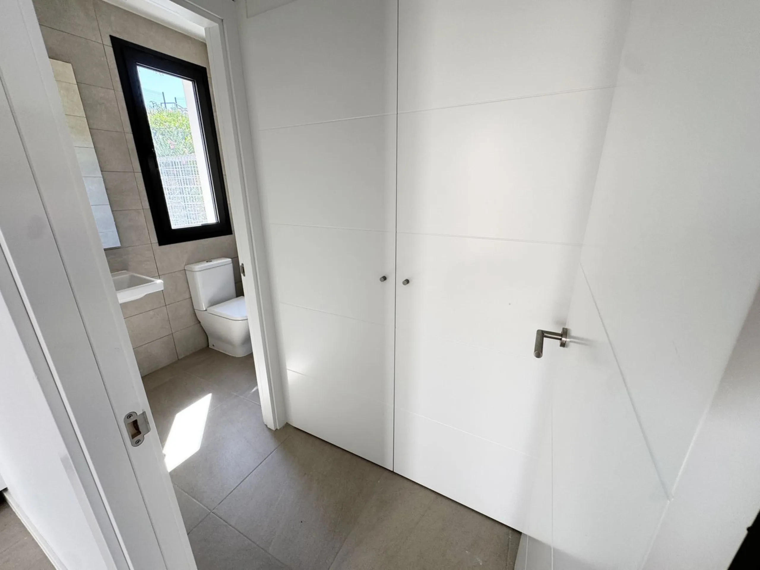 This stunning, newly completed modern contemporary 3 bedroom semi-detached villa in urbanisation Alya offers stylish contemporary living in a sought-after residential area. Built to the highest standards with a sleek architectural design, this property pr