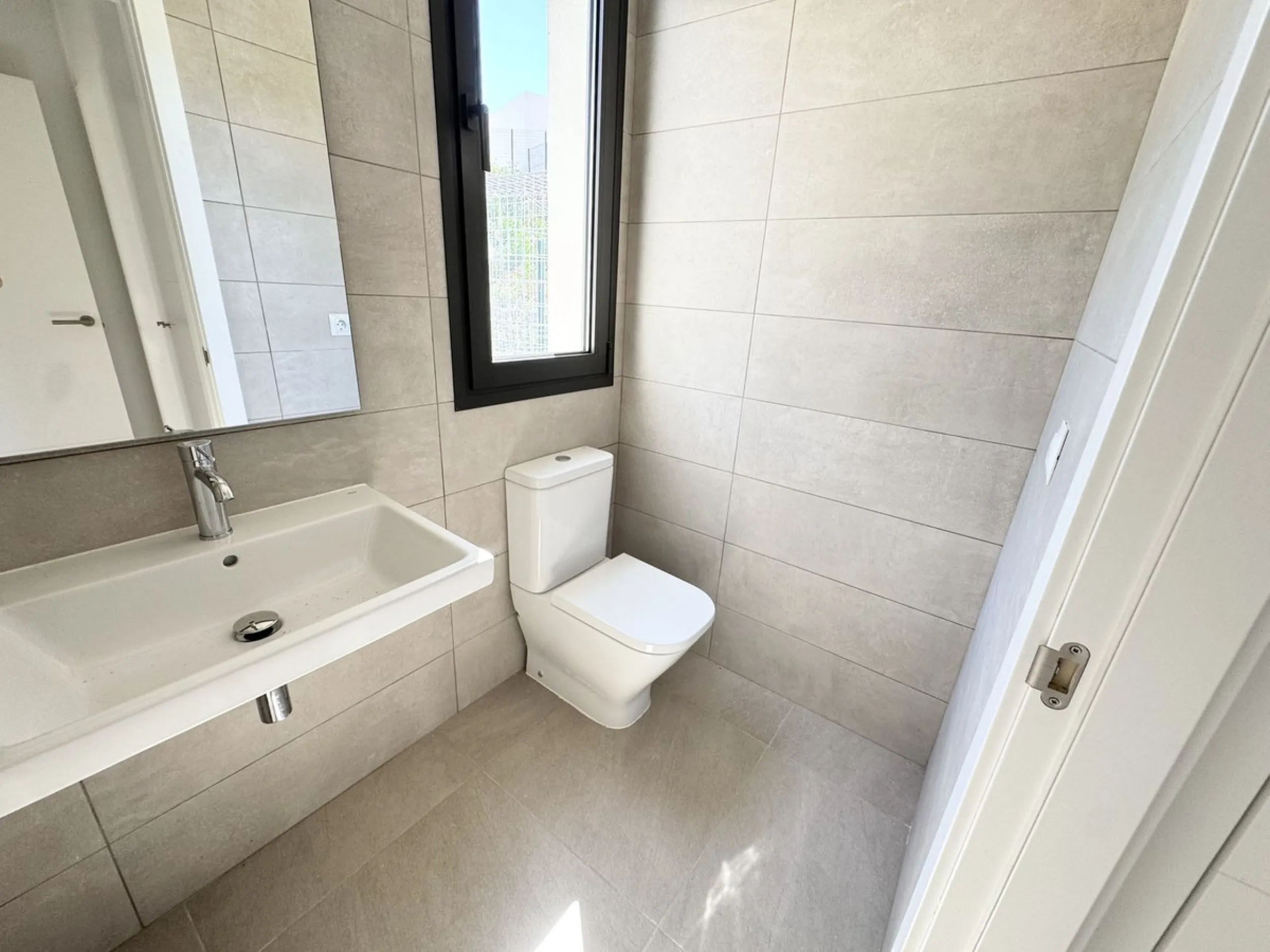 This stunning, newly completed modern contemporary 3 bedroom semi-detached villa in urbanisation Alya offers stylish contemporary living in a sought-after residential area. Built to the highest standards with a sleek architectural design, this property pr