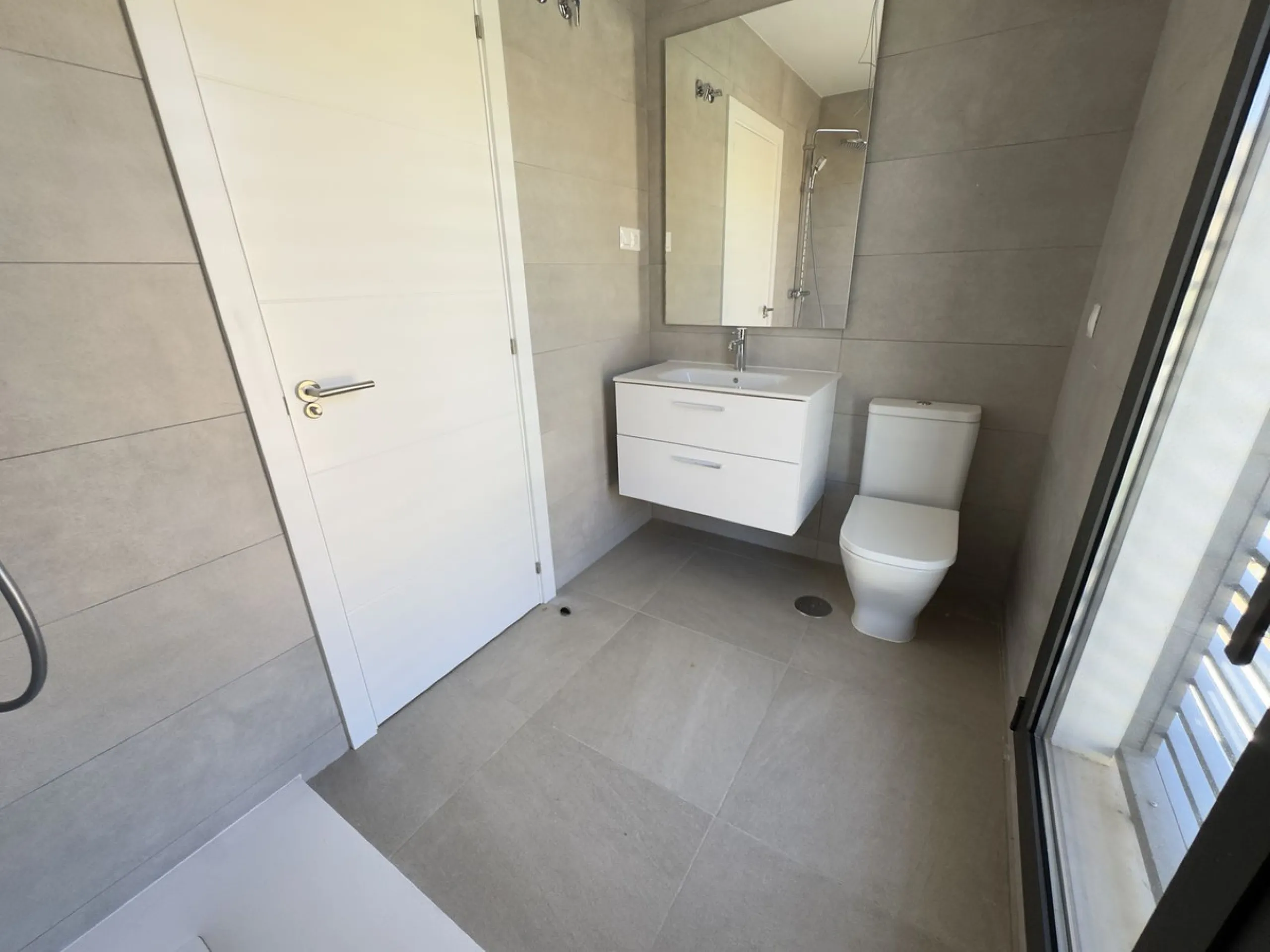 This stunning, newly completed modern contemporary 3 bedroom semi-detached villa in urbanisation Alya offers stylish contemporary living in a sought-after residential area. Built to the highest standards with a sleek architectural design, this property pr