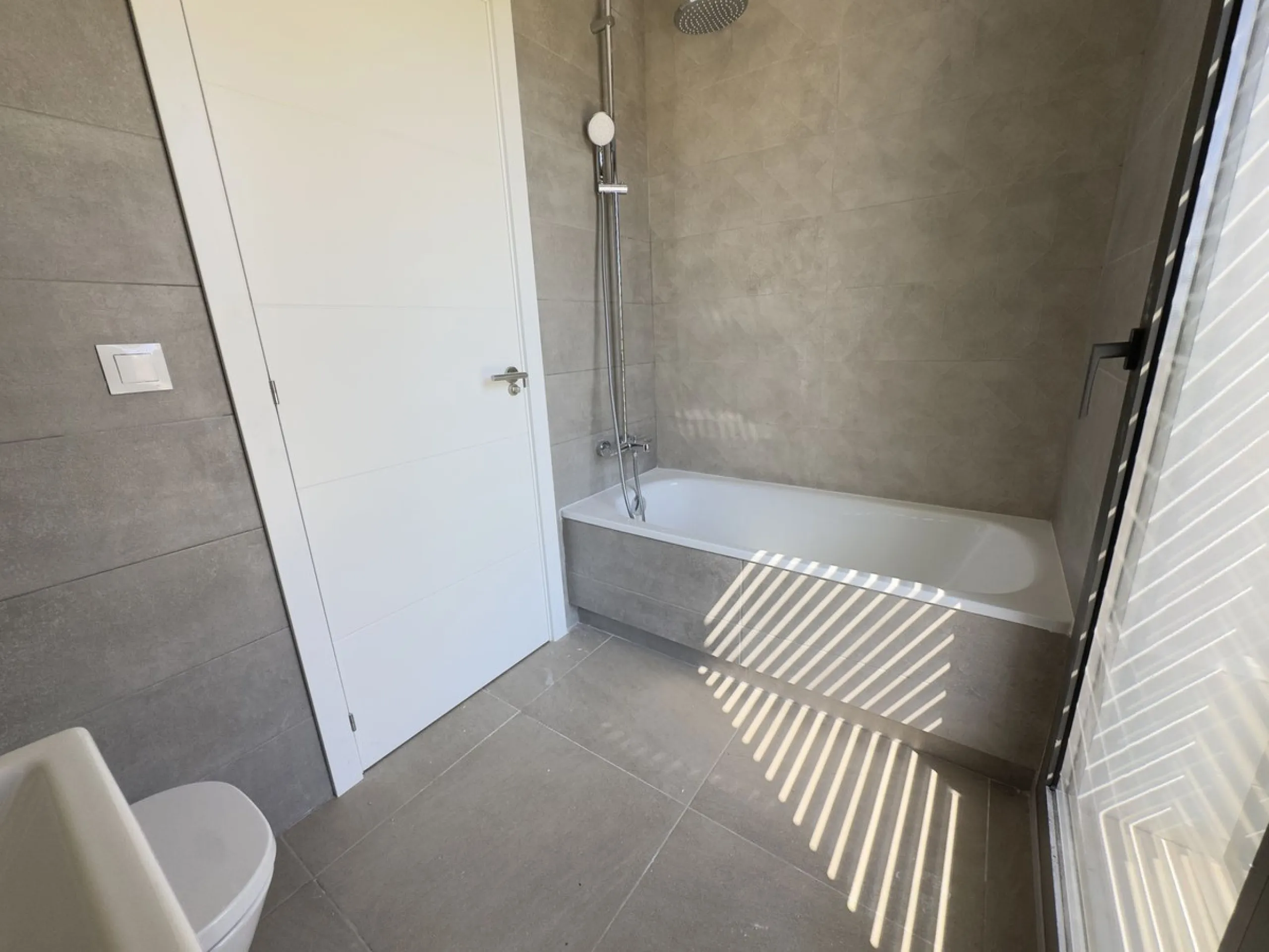 This stunning, newly completed modern contemporary 3 bedroom semi-detached villa in urbanisation Alya offers stylish contemporary living in a sought-after residential area. Built to the highest standards with a sleek architectural design, this property pr