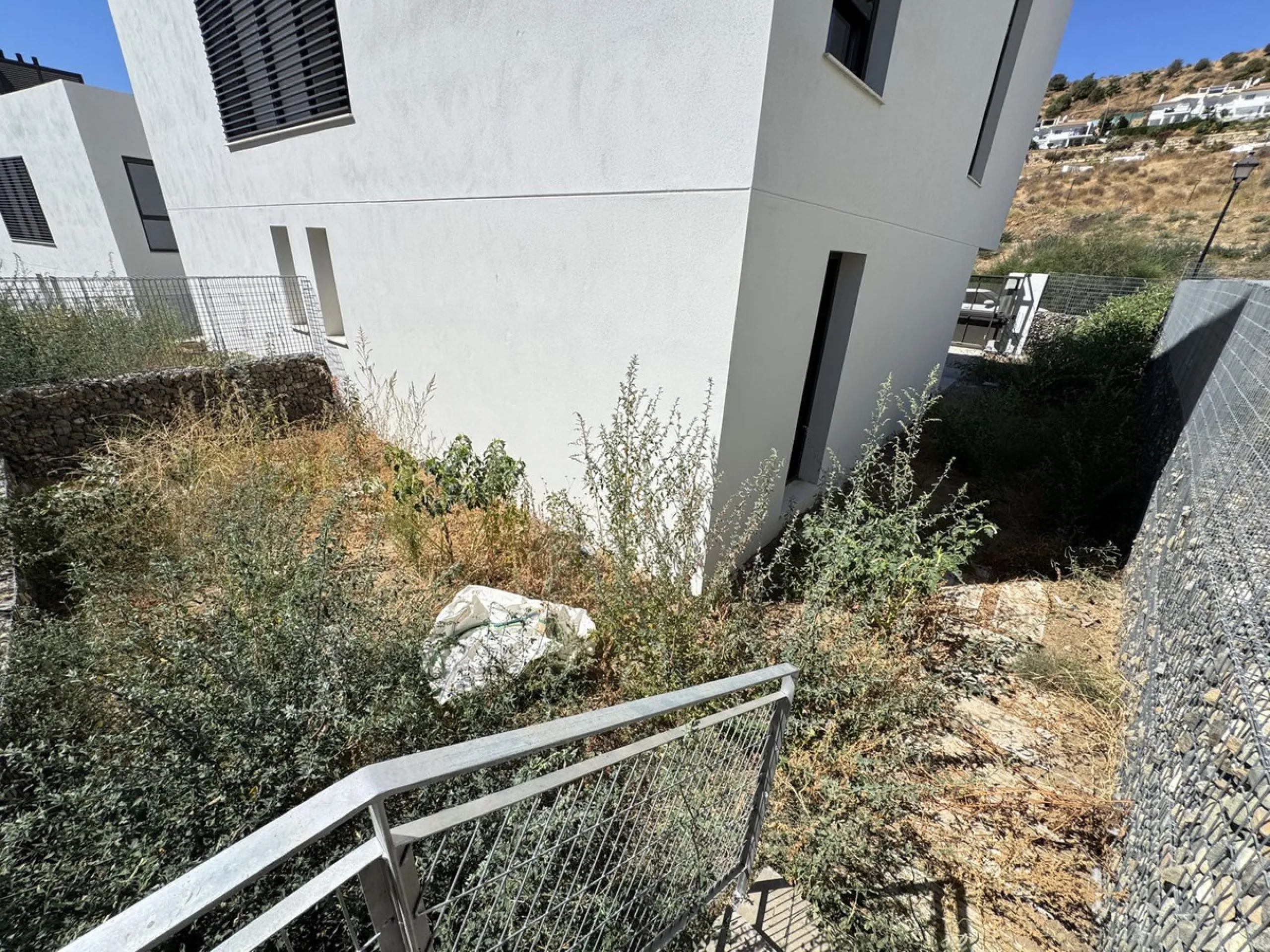 This stunning, newly completed modern contemporary 3 bedroom semi-detached villa in urbanisation Alya offers stylish contemporary living in a sought-after residential area. Built to the highest standards with a sleek architectural design, this property pr