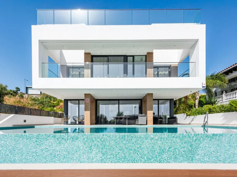 Modern Luxury Villa with Panoramic Golf & Sea Views in Estepona