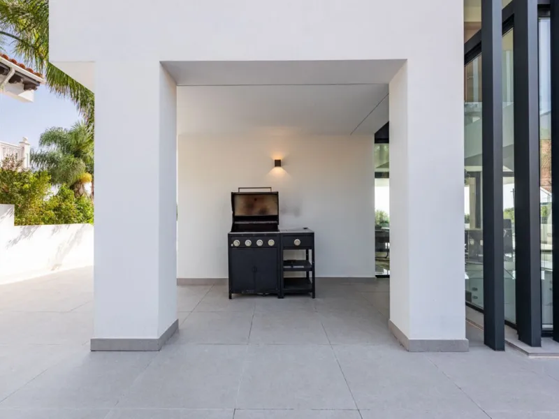 Modern Luxury Villa with Panoramic Golf & Sea Views in Estepona