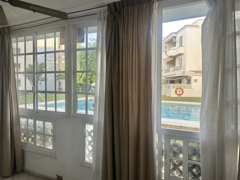 BEACHSIDE GROUND FLOOR APARTMENT – REFORM OPPORTUNITY IN MARBELLA DEL MAR WITH TOURIST LICENSE AND LPO