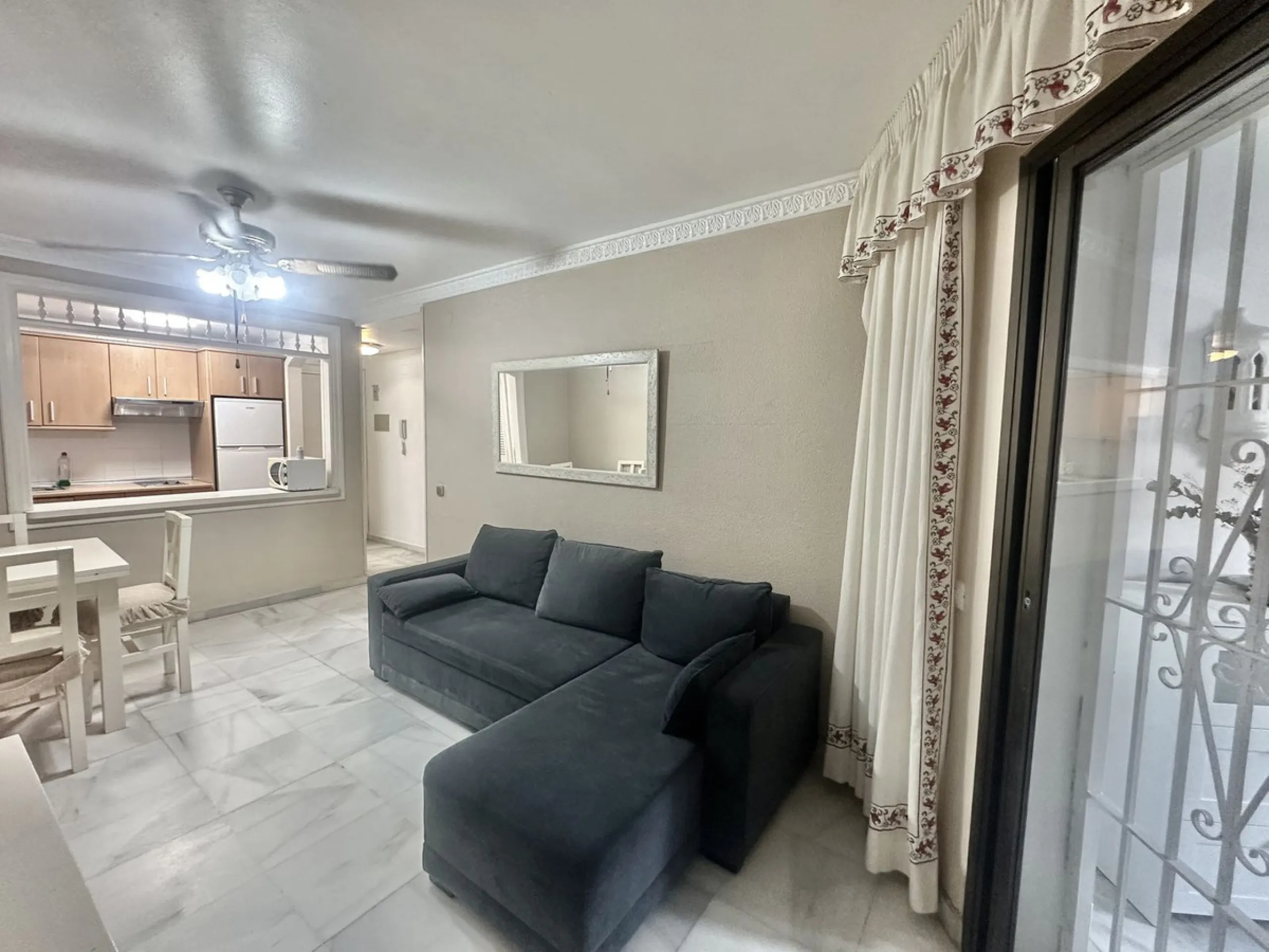 BEACHSIDE GROUND FLOOR APARTMENT – REFORM OPPORTUNITY IN MARBELLA DEL MAR WITH TOURIST LICENSE AND LPO