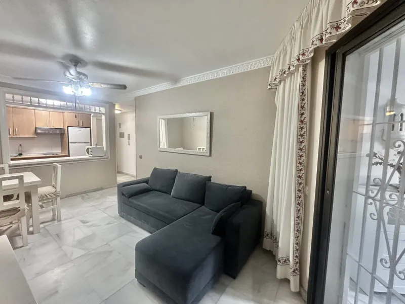 BEACHSIDE GROUND FLOOR APARTMENT – REFORM OPPORTUNITY IN MARBELLA DEL MAR WITH TOURIST LICENSE AND LPO