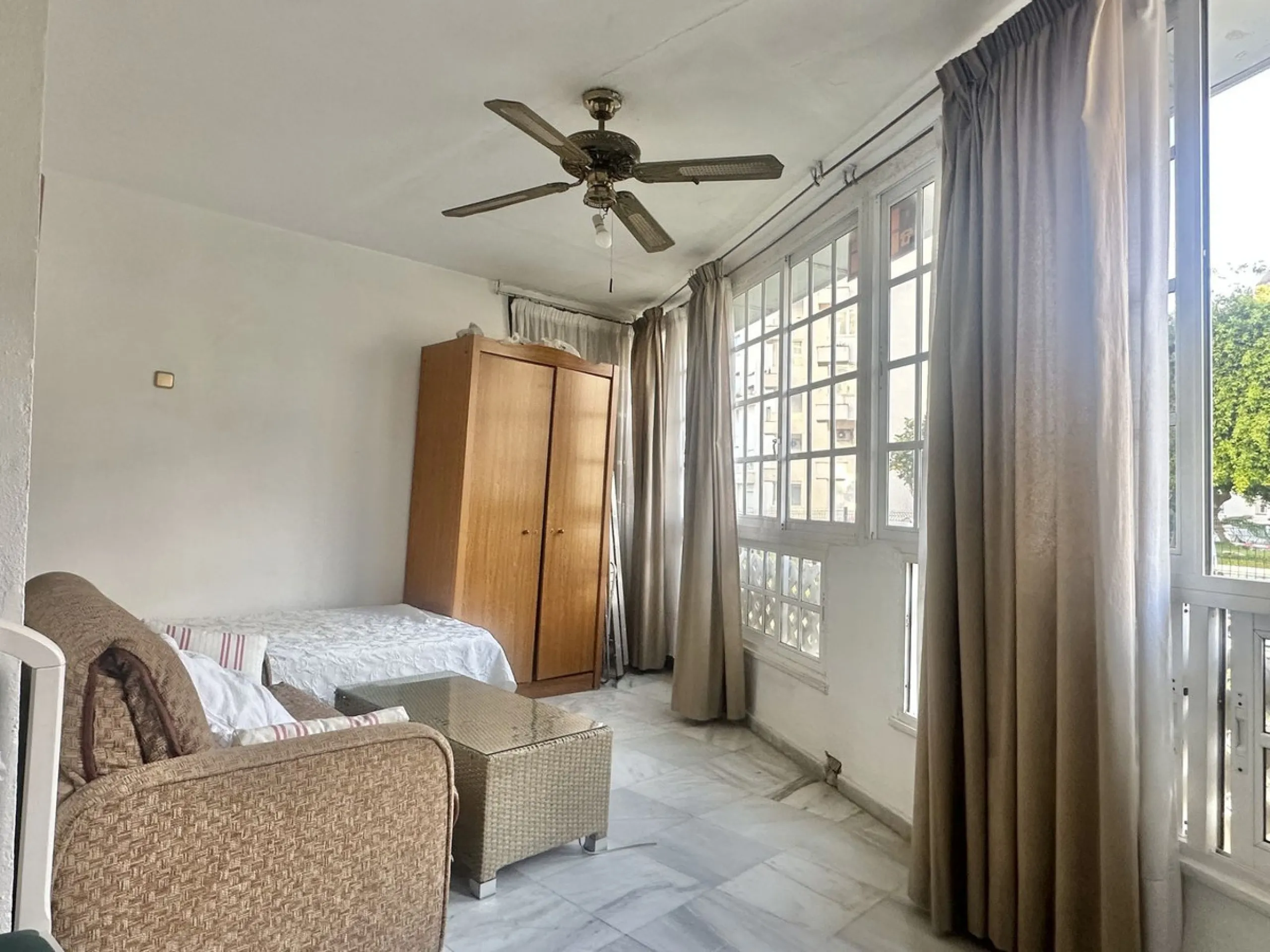 BEACHSIDE GROUND FLOOR APARTMENT – REFORM OPPORTUNITY IN MARBELLA DEL MAR WITH TOURIST LICENSE AND LPO