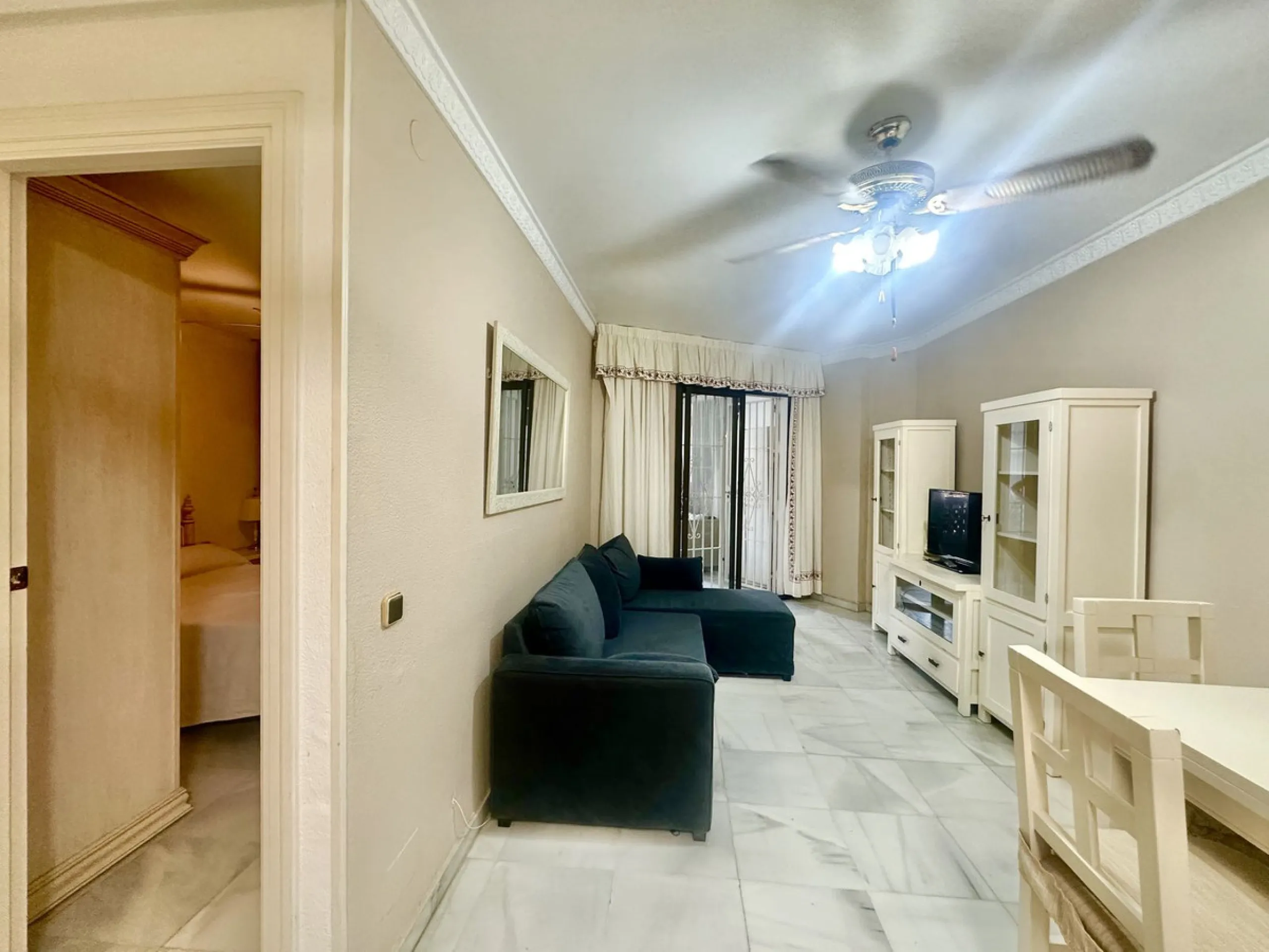 BEACHSIDE GROUND FLOOR APARTMENT – REFORM OPPORTUNITY IN MARBELLA DEL MAR WITH TOURIST LICENSE AND LPO
