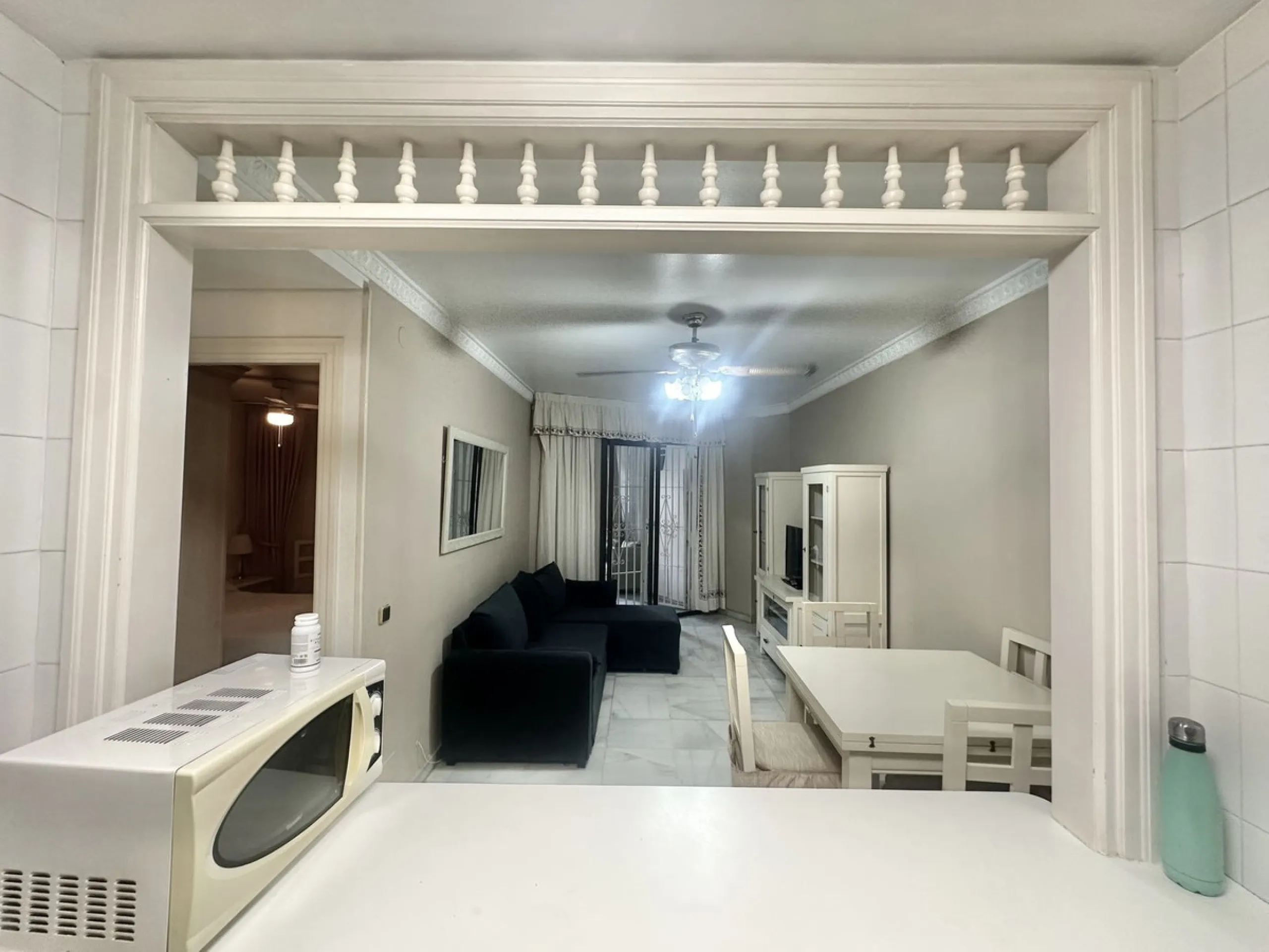 BEACHSIDE GROUND FLOOR APARTMENT – REFORM OPPORTUNITY IN MARBELLA DEL MAR WITH TOURIST LICENSE AND LPO