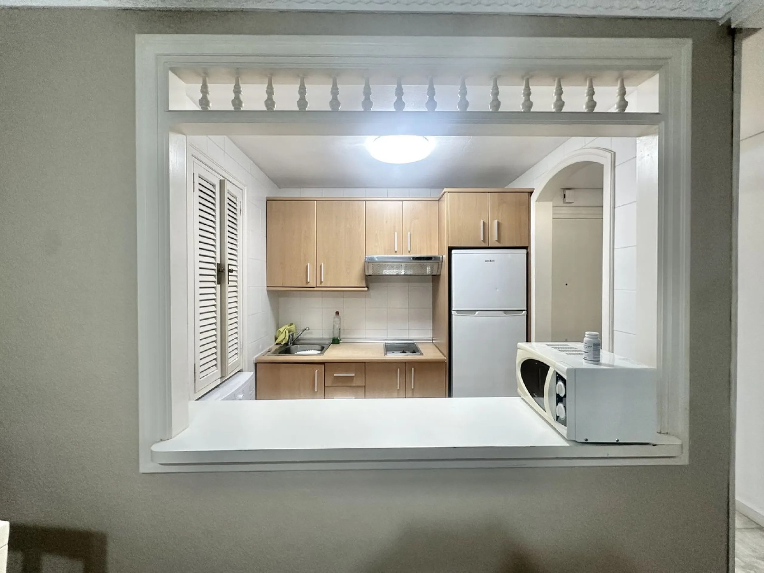 BEACHSIDE GROUND FLOOR APARTMENT – REFORM OPPORTUNITY IN MARBELLA DEL MAR WITH TOURIST LICENSE AND LPO