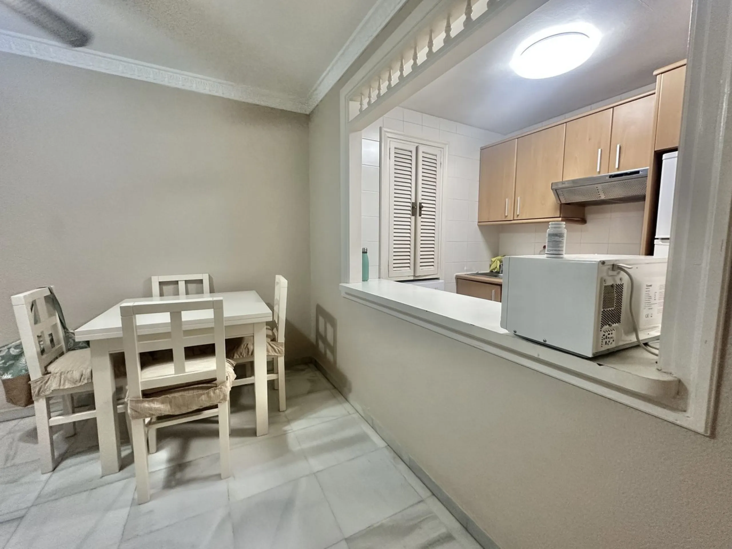 BEACHSIDE GROUND FLOOR APARTMENT – REFORM OPPORTUNITY IN MARBELLA DEL MAR WITH TOURIST LICENSE AND LPO