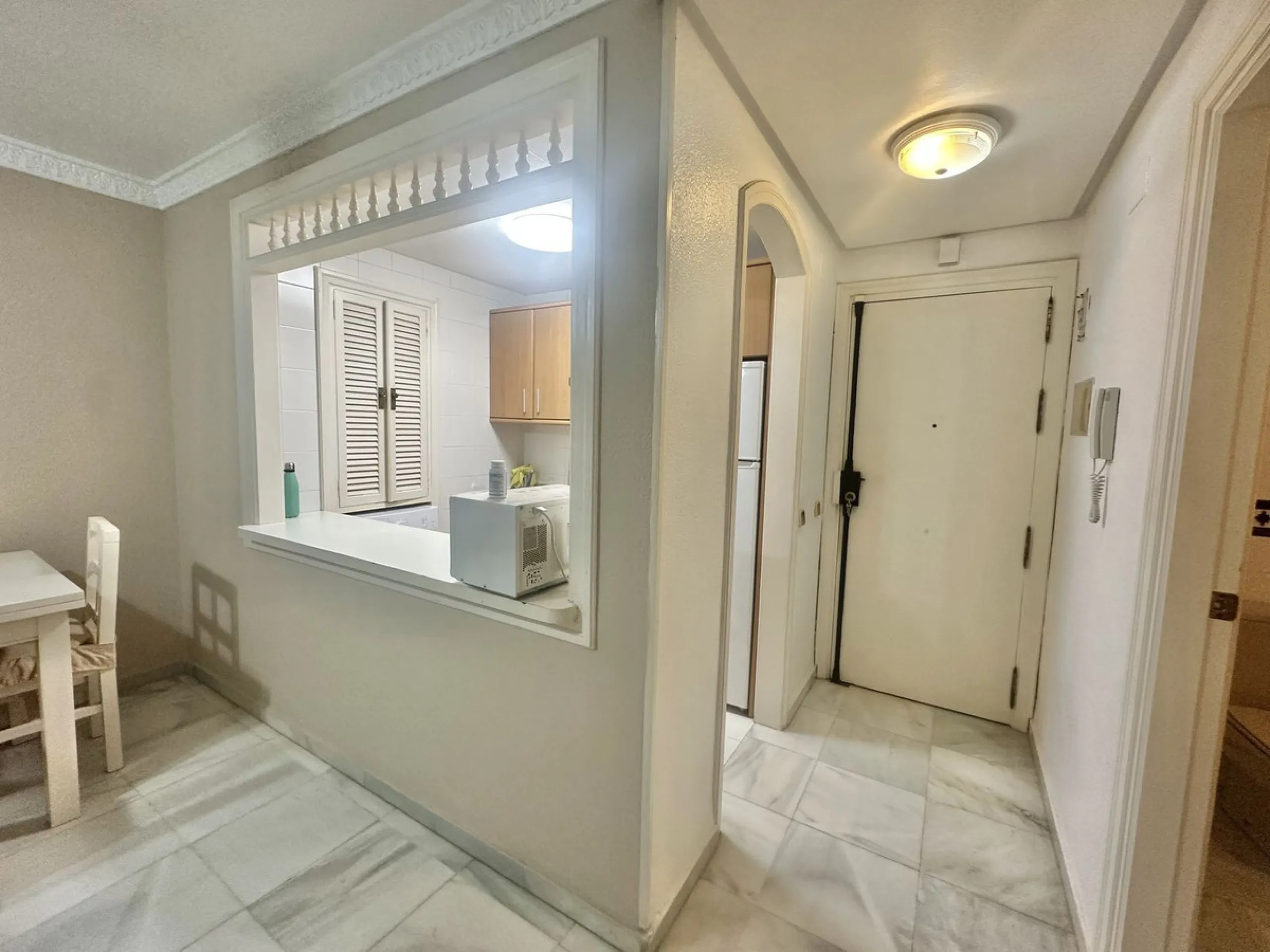 BEACHSIDE GROUND FLOOR APARTMENT – REFORM OPPORTUNITY IN MARBELLA DEL MAR WITH TOURIST LICENSE AND LPO