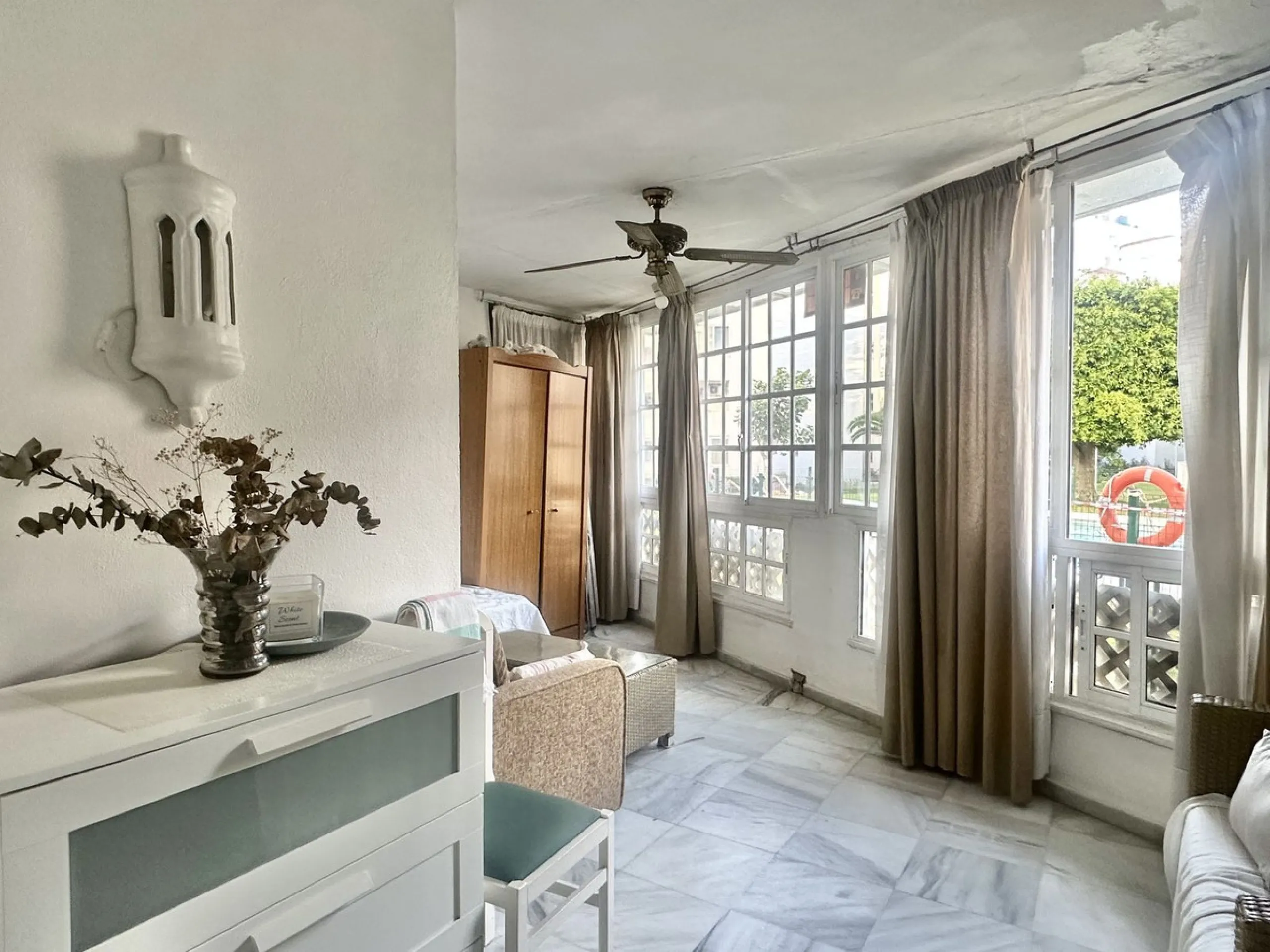 BEACHSIDE GROUND FLOOR APARTMENT – REFORM OPPORTUNITY IN MARBELLA DEL MAR WITH TOURIST LICENSE AND LPO
