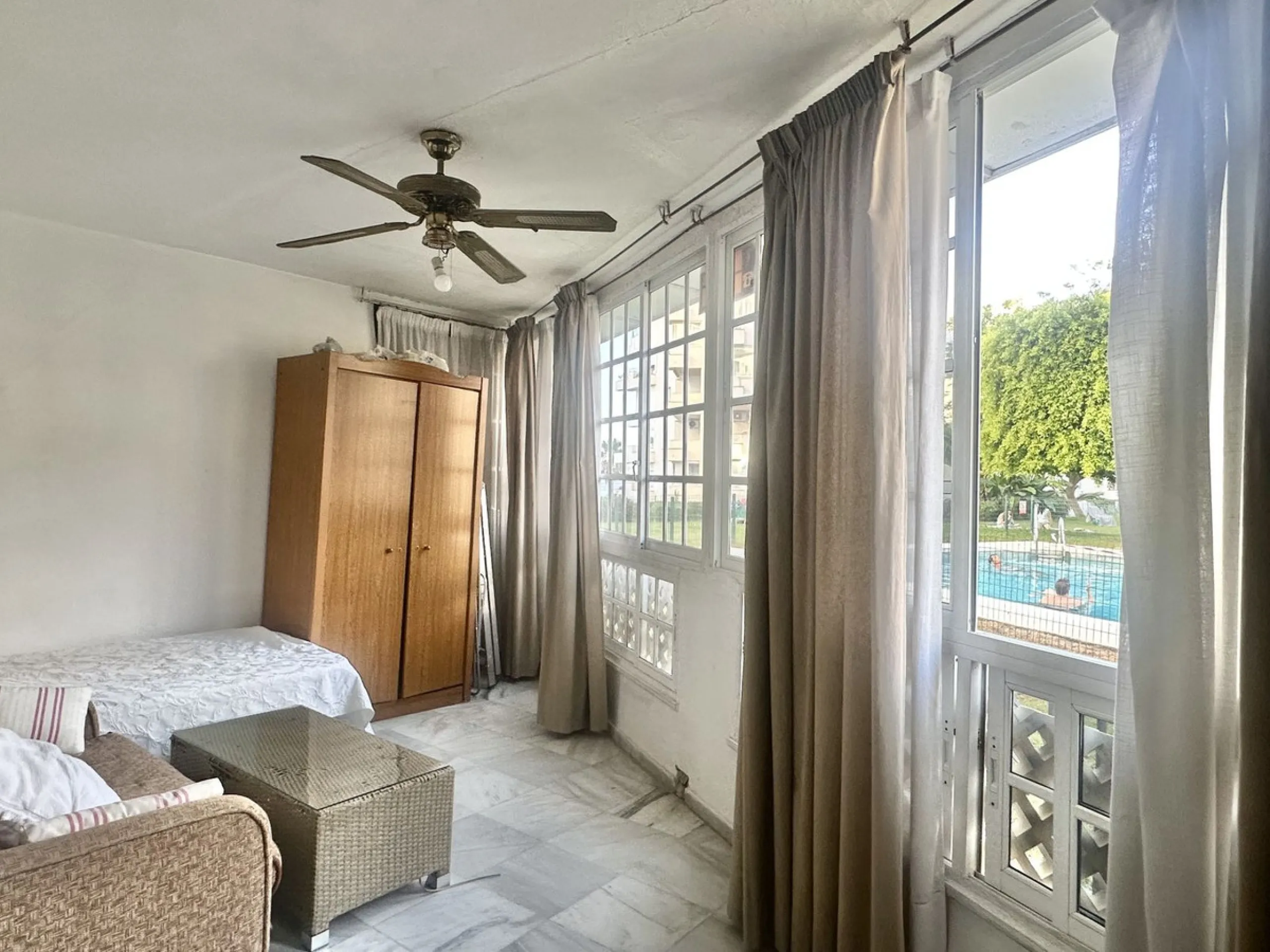 BEACHSIDE GROUND FLOOR APARTMENT – REFORM OPPORTUNITY IN MARBELLA DEL MAR WITH TOURIST LICENSE AND LPO