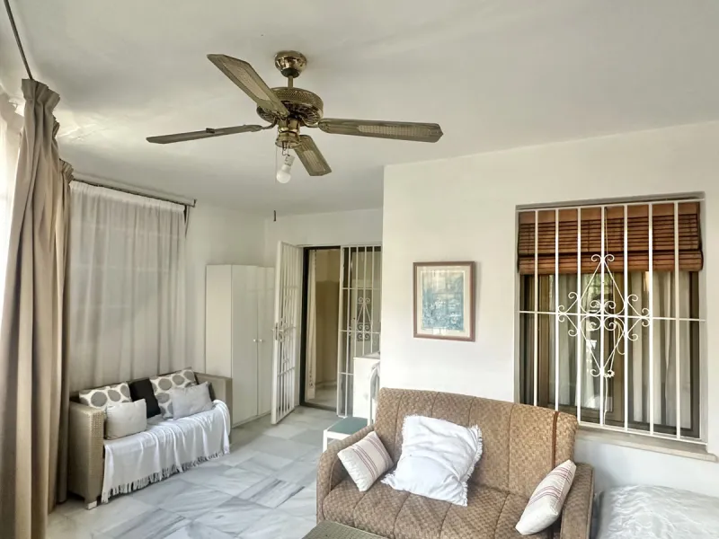 BEACHSIDE GROUND FLOOR APARTMENT – REFORM OPPORTUNITY IN MARBELLA DEL MAR WITH TOURIST LICENSE AND LPO