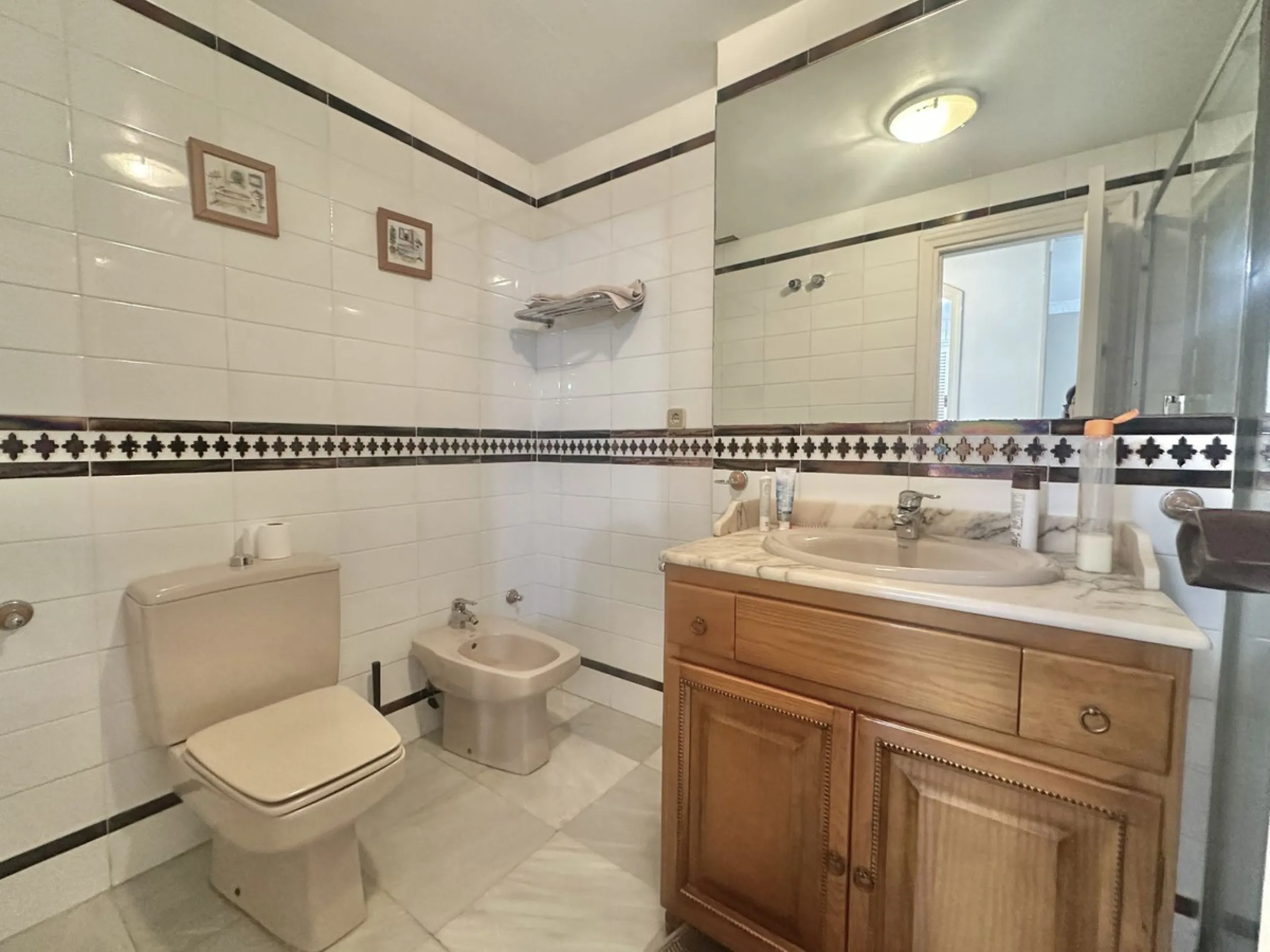 BEACHSIDE GROUND FLOOR APARTMENT – REFORM OPPORTUNITY IN MARBELLA DEL MAR WITH TOURIST LICENSE AND LPO