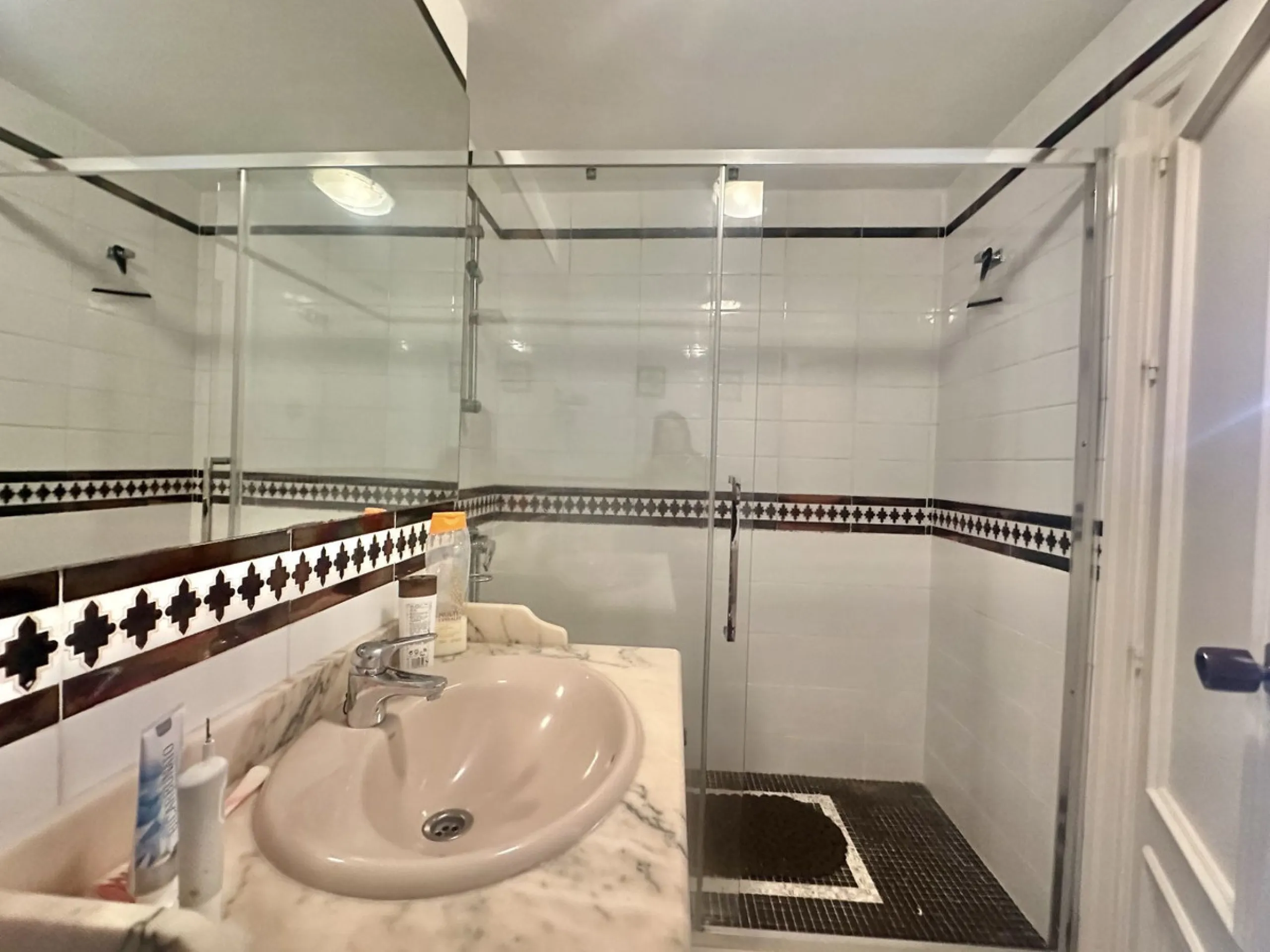 BEACHSIDE GROUND FLOOR APARTMENT – REFORM OPPORTUNITY IN MARBELLA DEL MAR WITH TOURIST LICENSE AND LPO