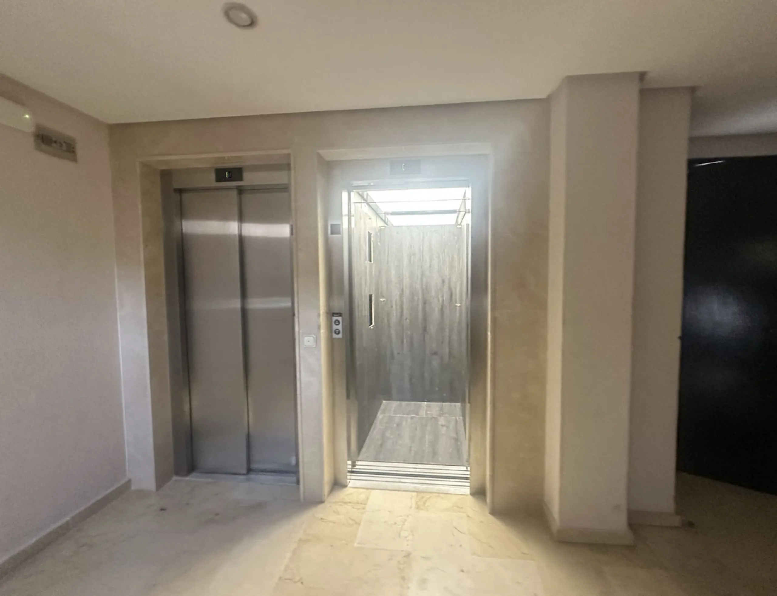BEACHSIDE GROUND FLOOR APARTMENT – REFORM OPPORTUNITY IN MARBELLA DEL MAR WITH TOURIST LICENSE AND LPO