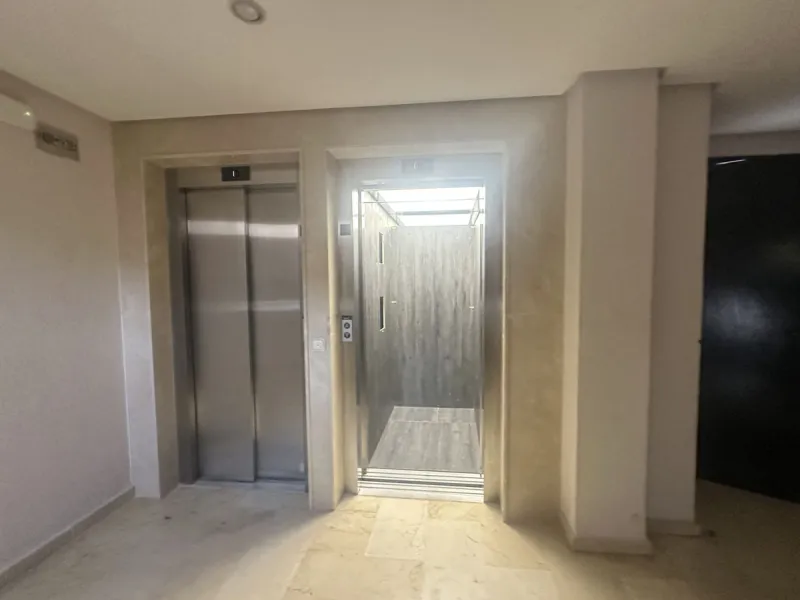 BEACHSIDE GROUND FLOOR APARTMENT – REFORM OPPORTUNITY IN MARBELLA DEL MAR WITH TOURIST LICENSE AND LPO