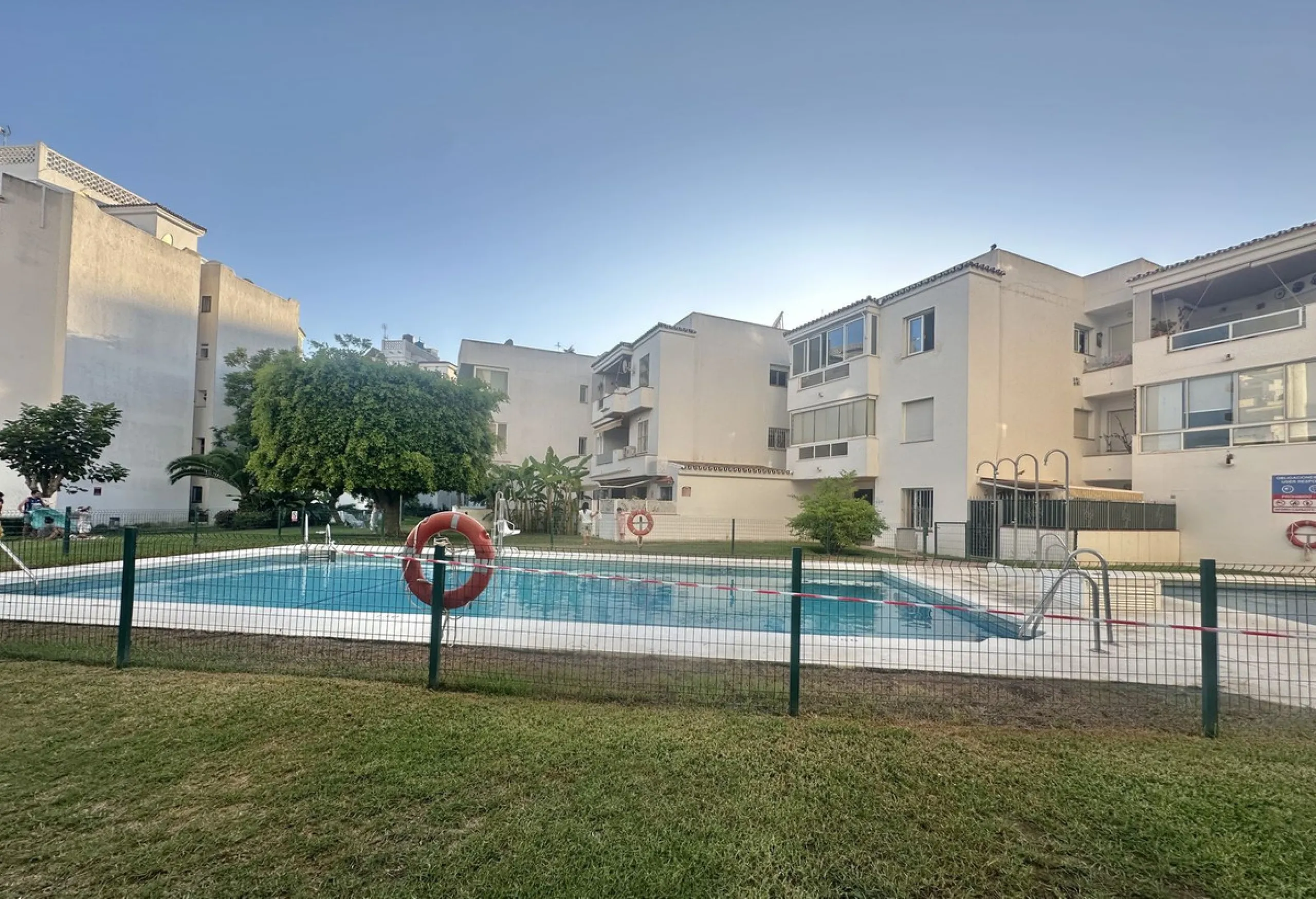 BEACHSIDE GROUND FLOOR APARTMENT – REFORM OPPORTUNITY IN MARBELLA DEL MAR WITH TOURIST LICENSE AND LPO