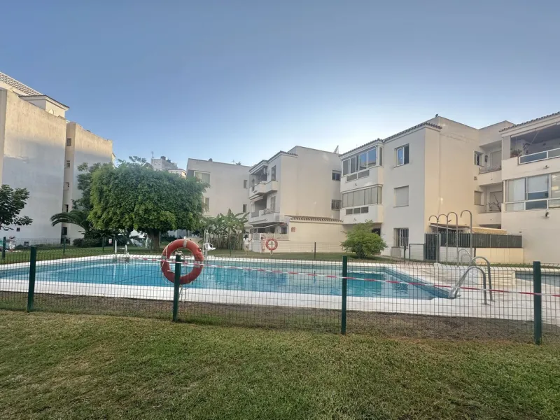 BEACHSIDE GROUND FLOOR APARTMENT – REFORM OPPORTUNITY IN MARBELLA DEL MAR WITH TOURIST LICENSE AND LPO