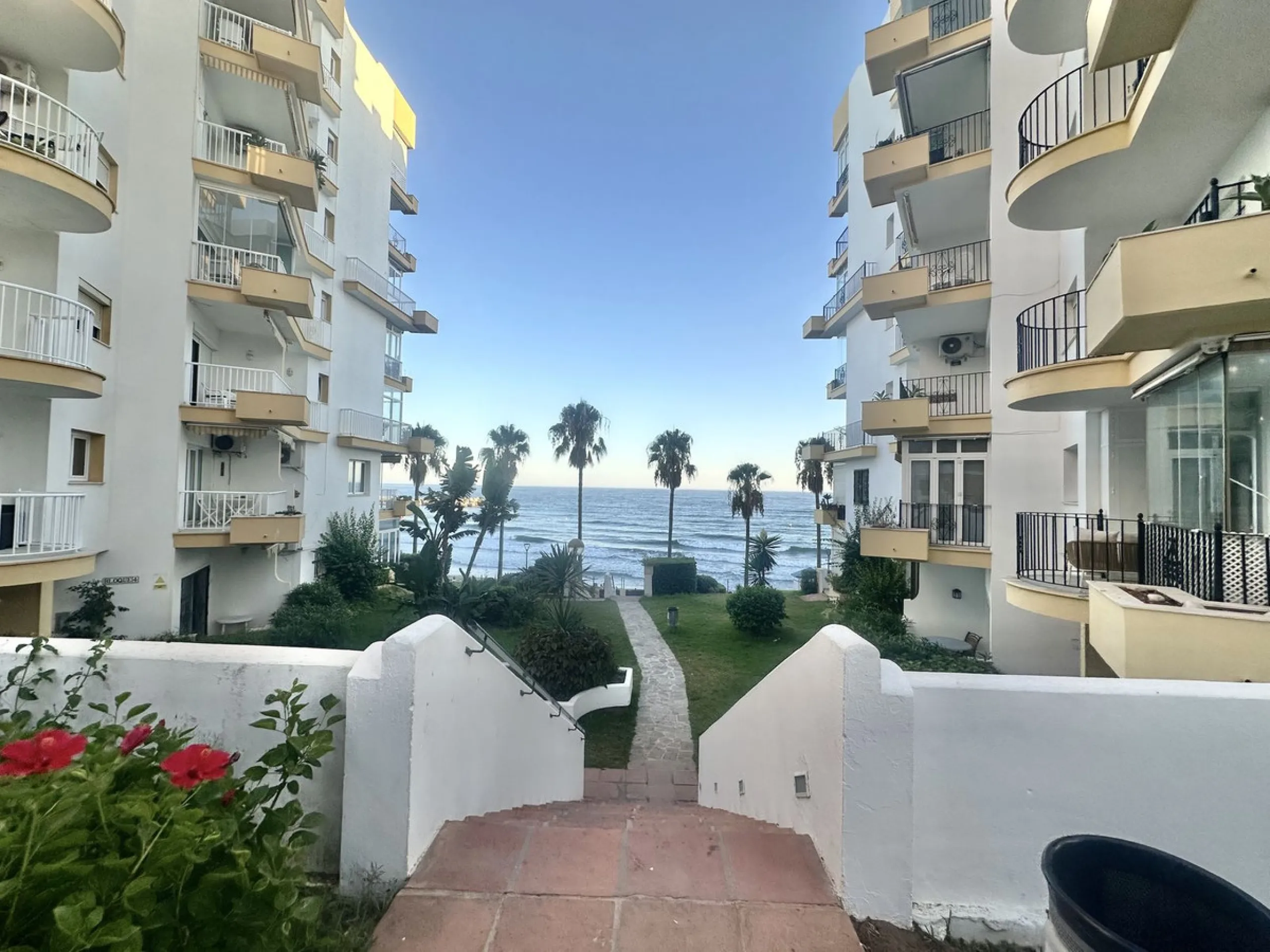 BEACHSIDE GROUND FLOOR APARTMENT – REFORM OPPORTUNITY IN MARBELLA DEL MAR WITH TOURIST LICENSE AND LPO