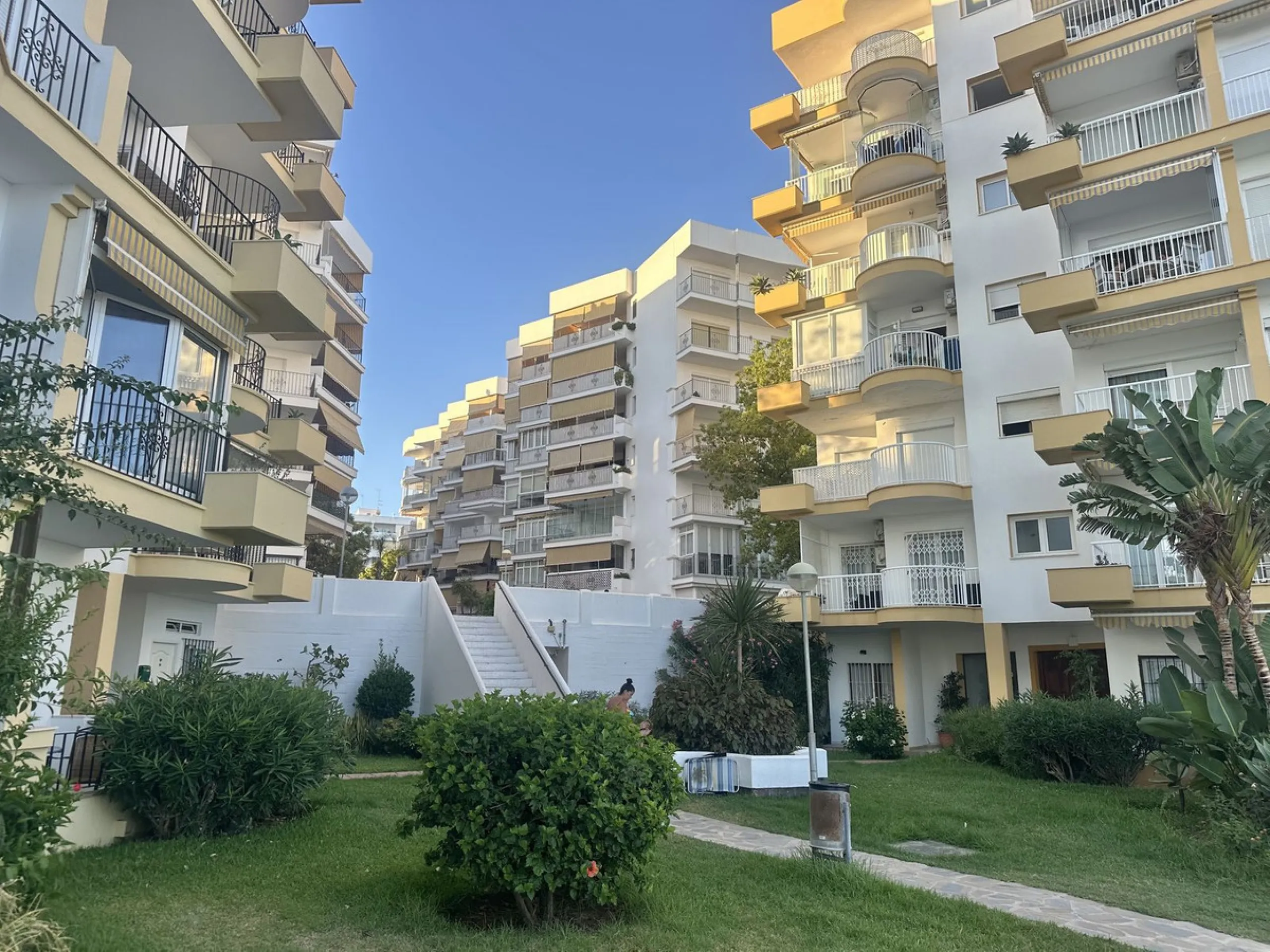 BEACHSIDE GROUND FLOOR APARTMENT – REFORM OPPORTUNITY IN MARBELLA DEL MAR WITH TOURIST LICENSE AND LPO