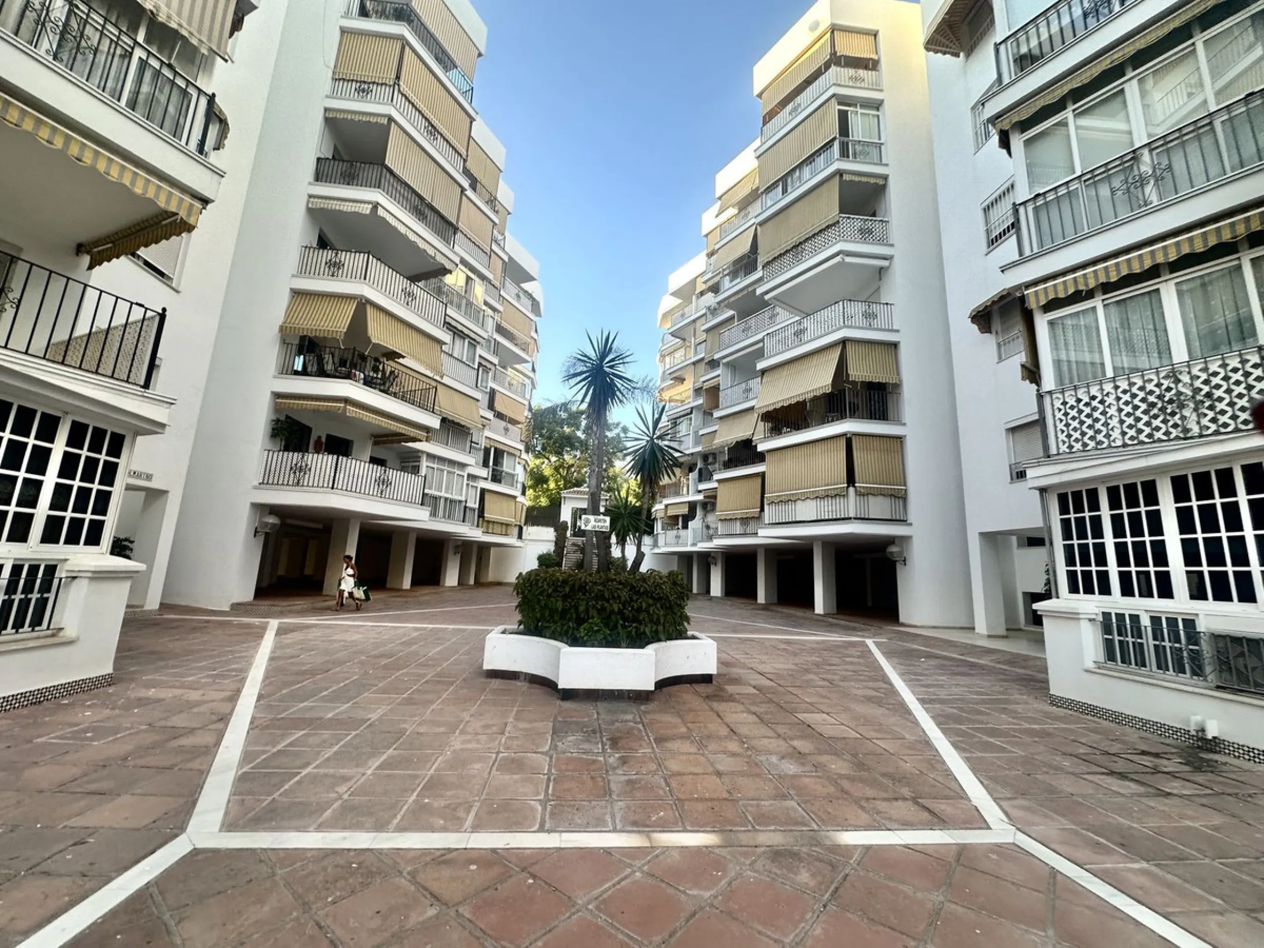 BEACHSIDE GROUND FLOOR APARTMENT – REFORM OPPORTUNITY IN MARBELLA DEL MAR WITH TOURIST LICENSE AND LPO