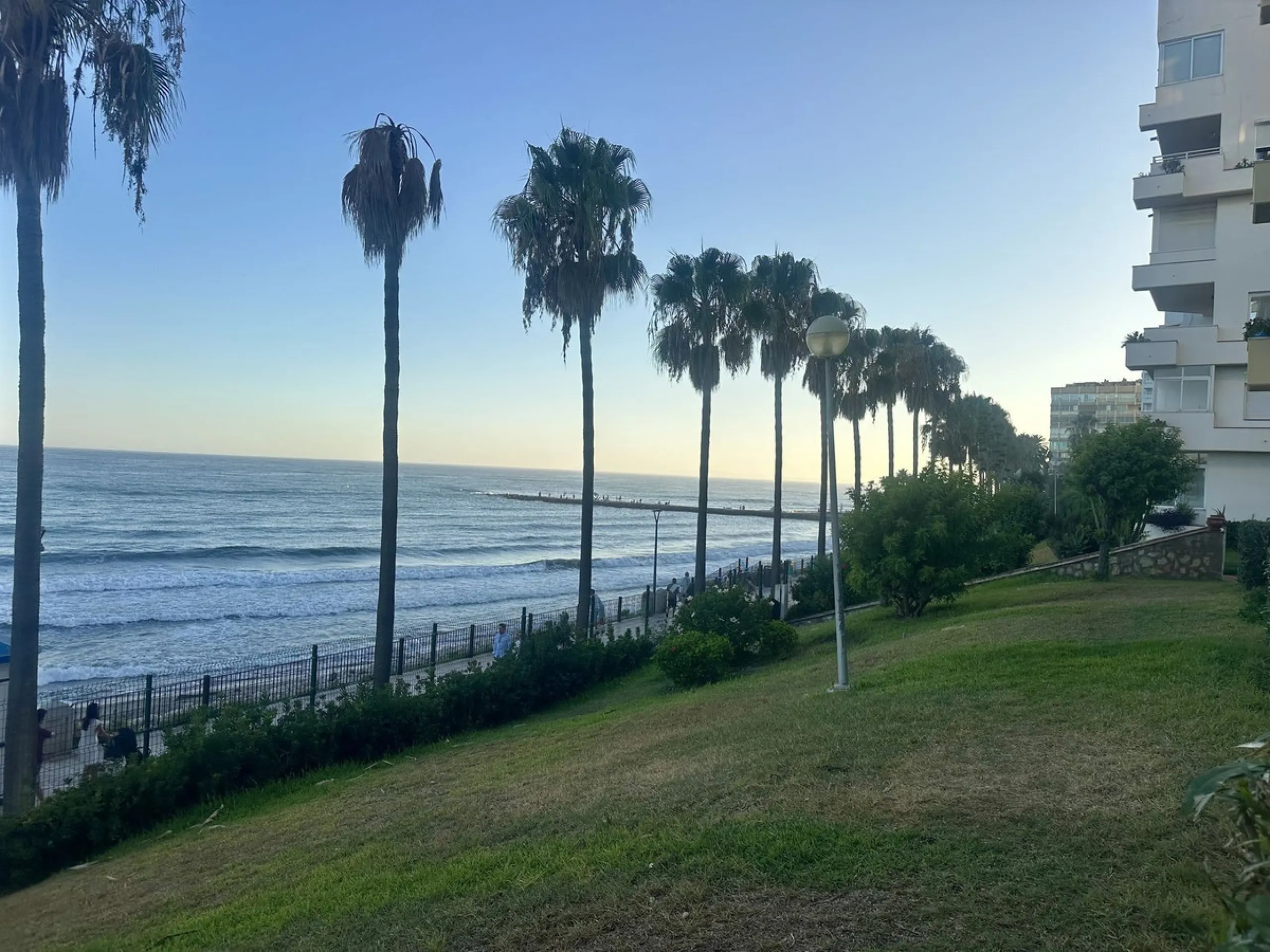 BEACHSIDE GROUND FLOOR APARTMENT – REFORM OPPORTUNITY IN MARBELLA DEL MAR WITH TOURIST LICENSE AND LPO