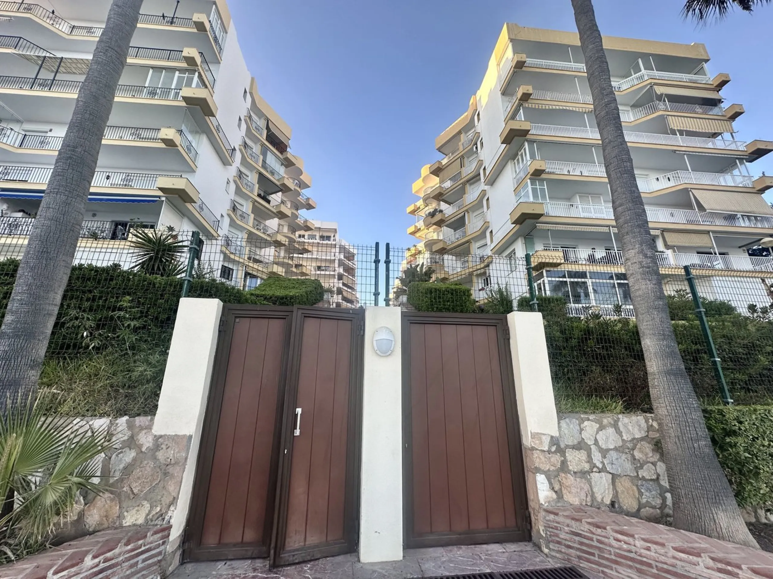 BEACHSIDE GROUND FLOOR APARTMENT – REFORM OPPORTUNITY IN MARBELLA DEL MAR WITH TOURIST LICENSE AND LPO