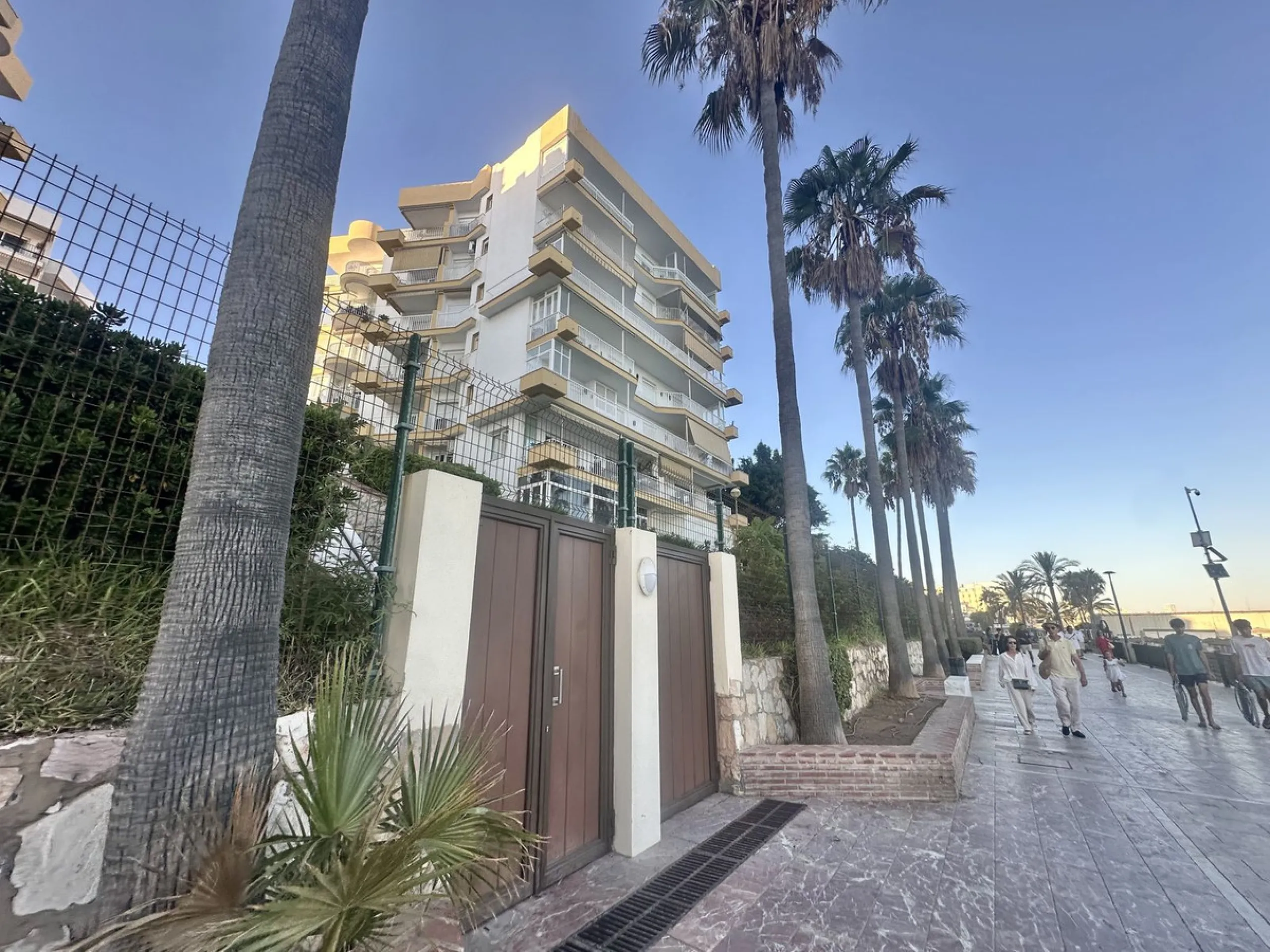 BEACHSIDE GROUND FLOOR APARTMENT – REFORM OPPORTUNITY IN MARBELLA DEL MAR WITH TOURIST LICENSE AND LPO