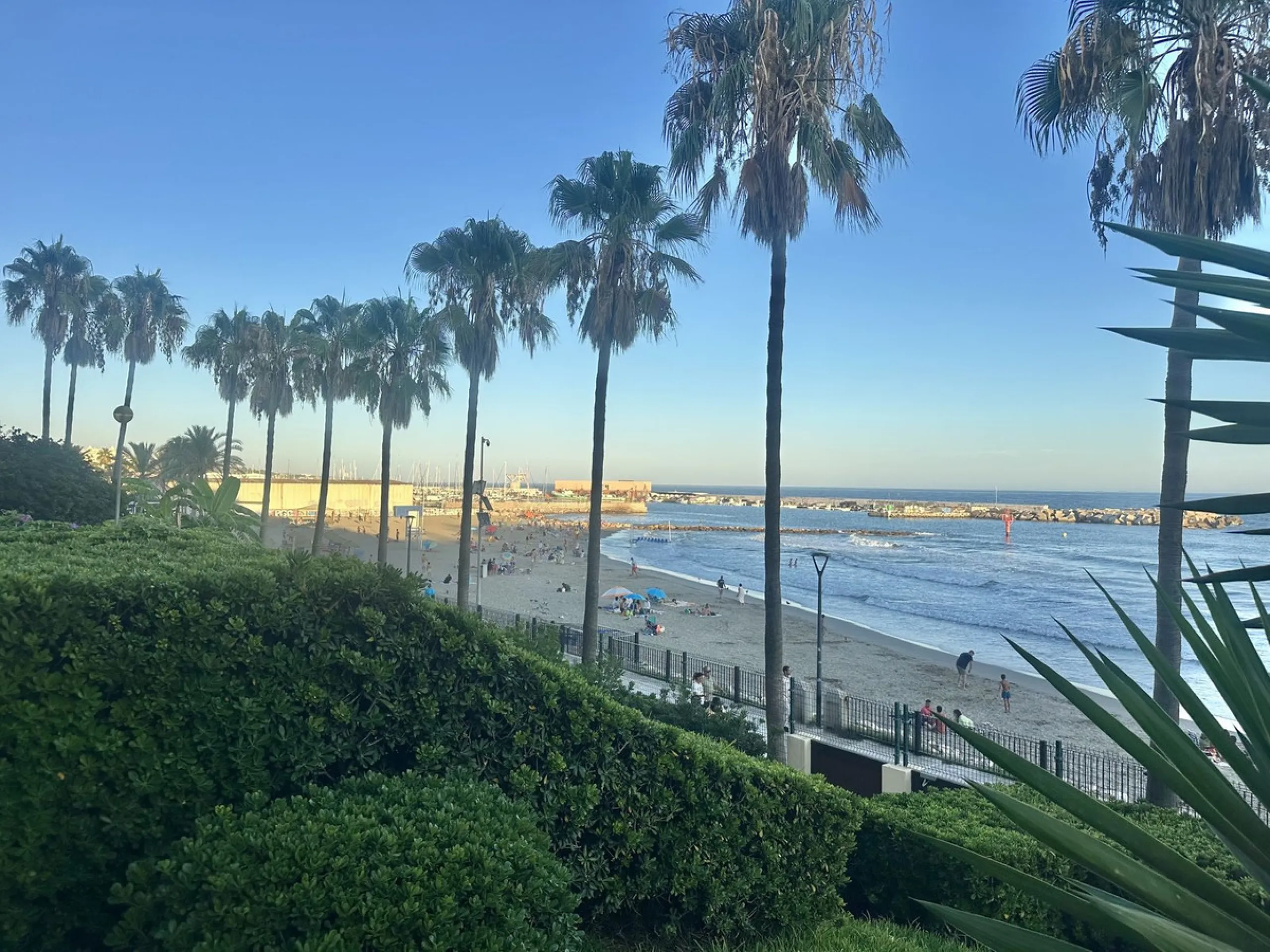 BEACHSIDE GROUND FLOOR APARTMENT – REFORM OPPORTUNITY IN MARBELLA DEL MAR WITH TOURIST LICENSE AND LPO