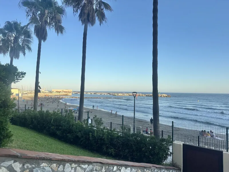 BEACHSIDE GROUND FLOOR APARTMENT – REFORM OPPORTUNITY IN MARBELLA DEL MAR WITH TOURIST LICENSE AND LPO