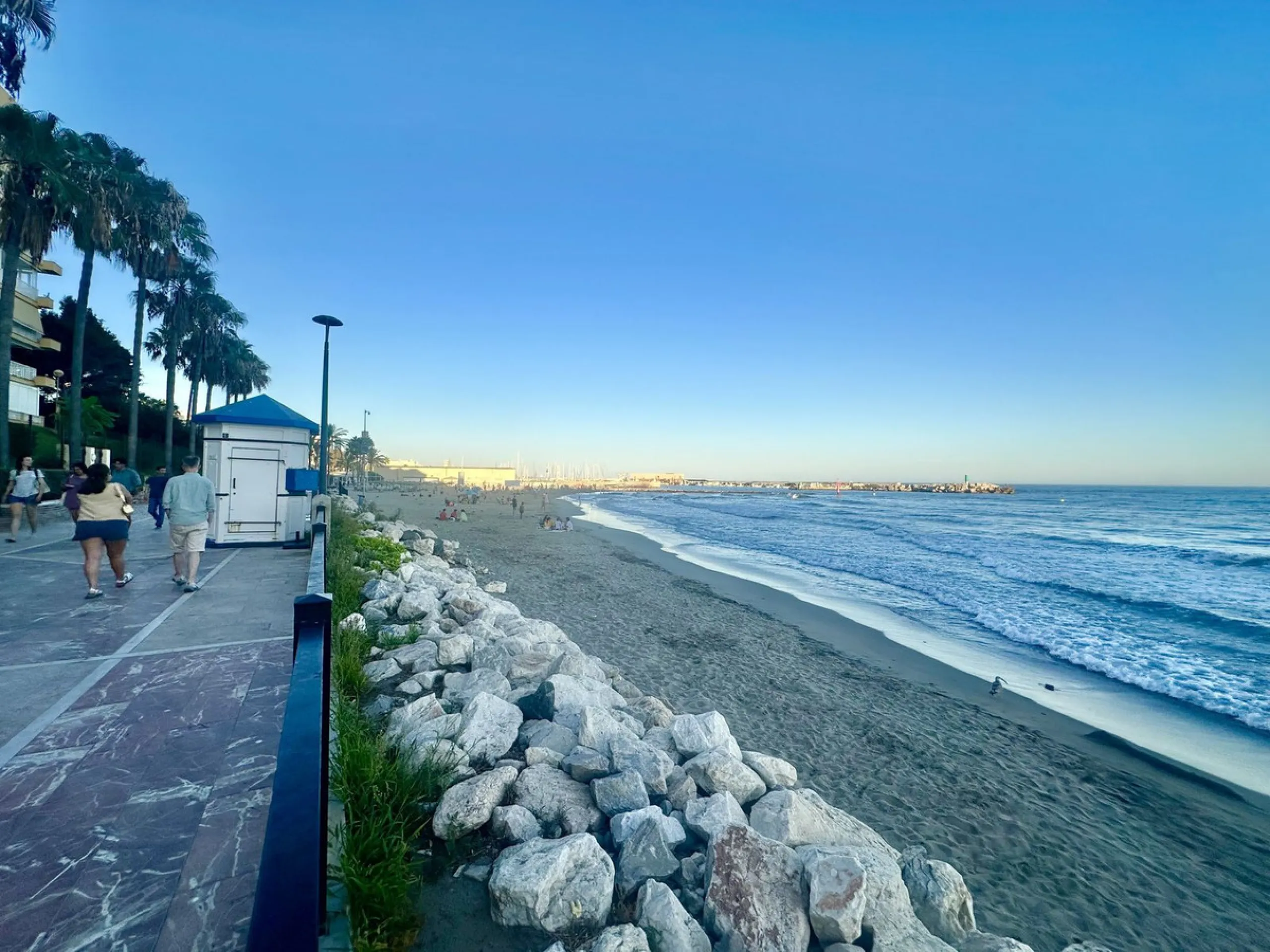 BEACHSIDE GROUND FLOOR APARTMENT – REFORM OPPORTUNITY IN MARBELLA DEL MAR WITH TOURIST LICENSE AND LPO