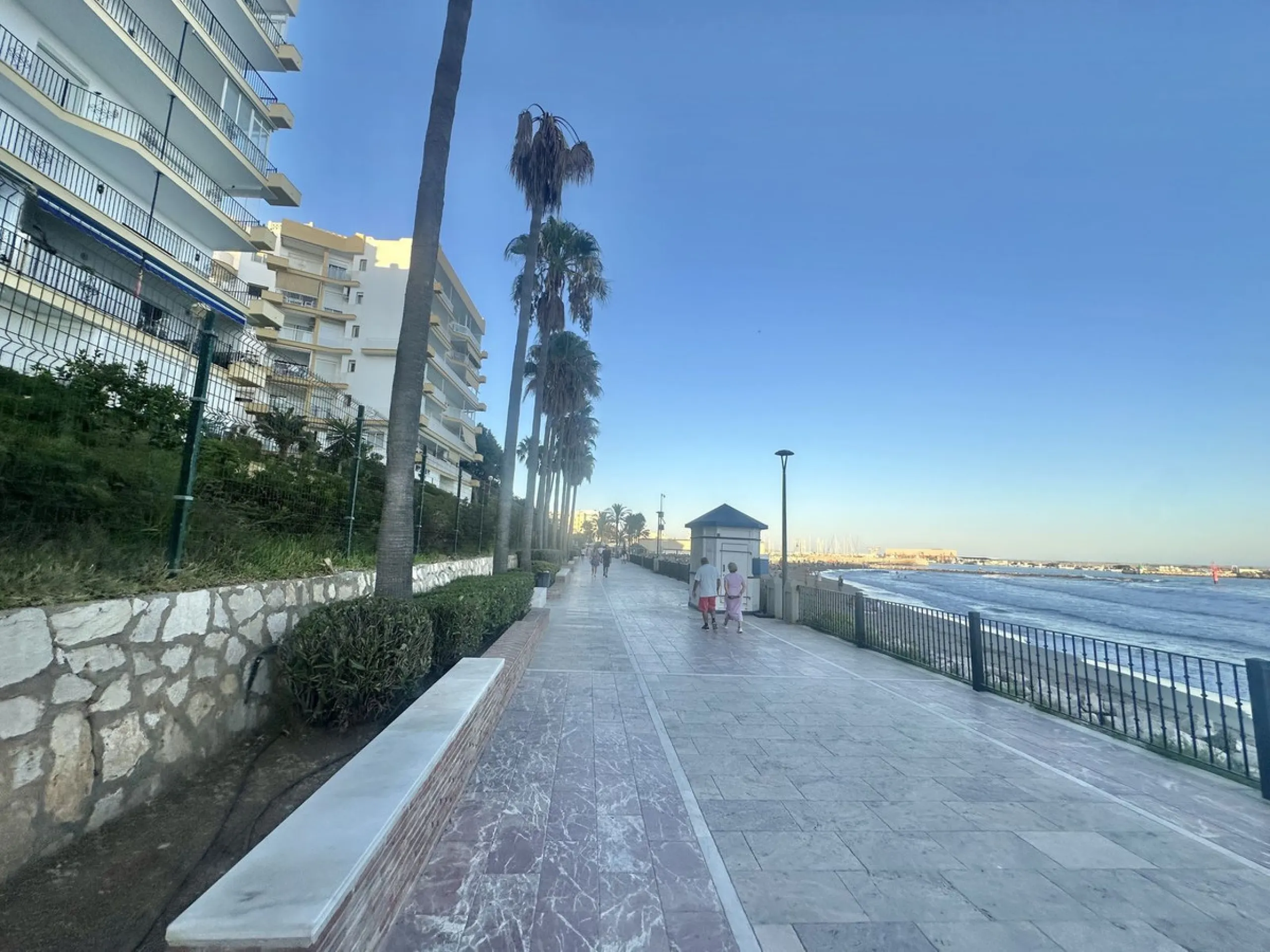BEACHSIDE GROUND FLOOR APARTMENT – REFORM OPPORTUNITY IN MARBELLA DEL MAR WITH TOURIST LICENSE AND LPO