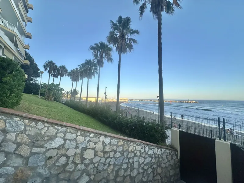 BEACHSIDE GROUND FLOOR APARTMENT – REFORM OPPORTUNITY IN MARBELLA DEL MAR WITH TOURIST LICENSE AND LPO