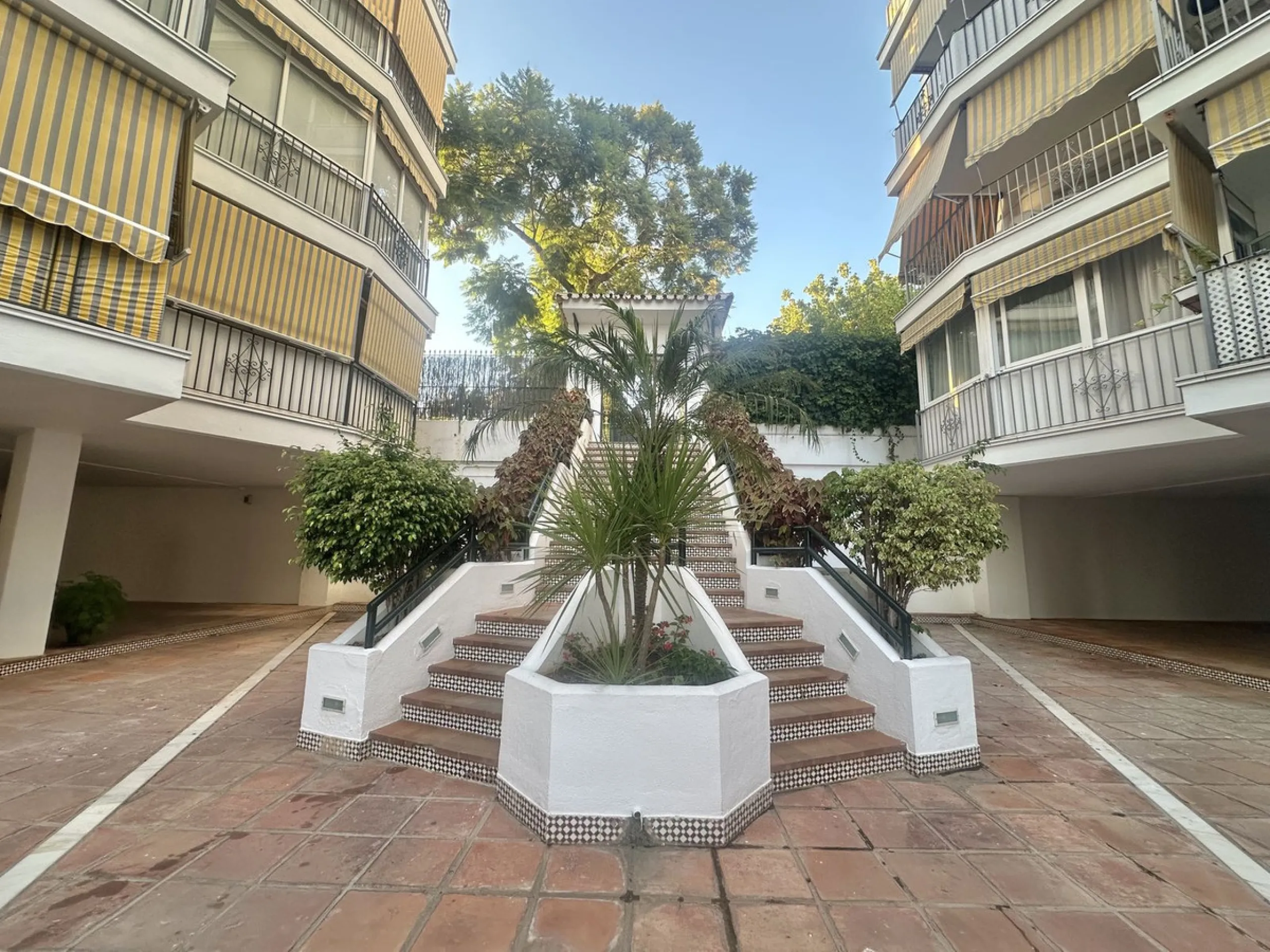 BEACHSIDE GROUND FLOOR APARTMENT – REFORM OPPORTUNITY IN MARBELLA DEL MAR WITH TOURIST LICENSE AND LPO